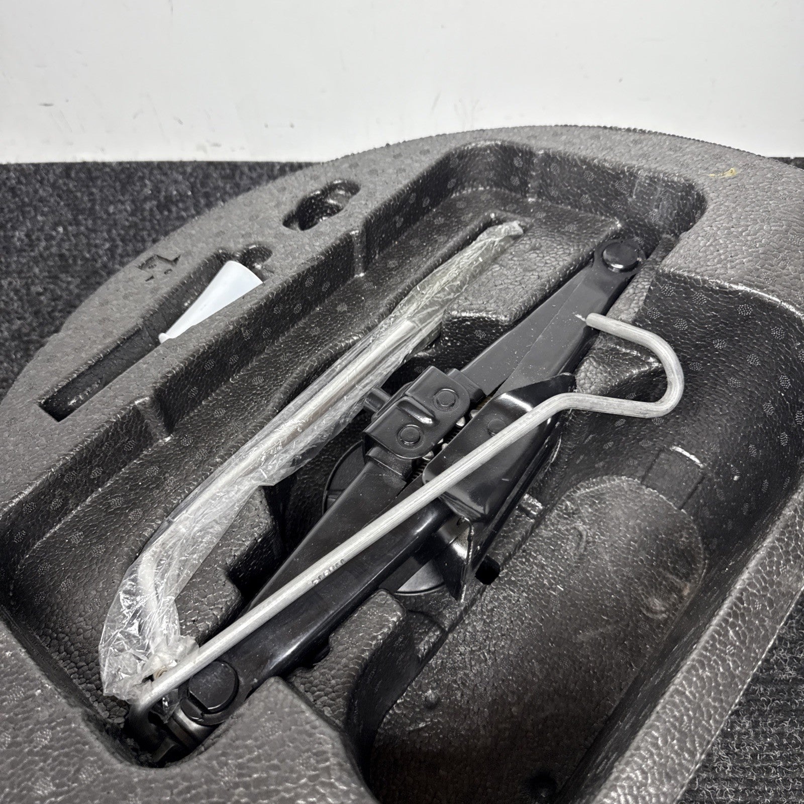 ☑️14-24 Maserati Quattroporte M156 Ghibli Emergency Spare Tire Jack Tool Kit OEM