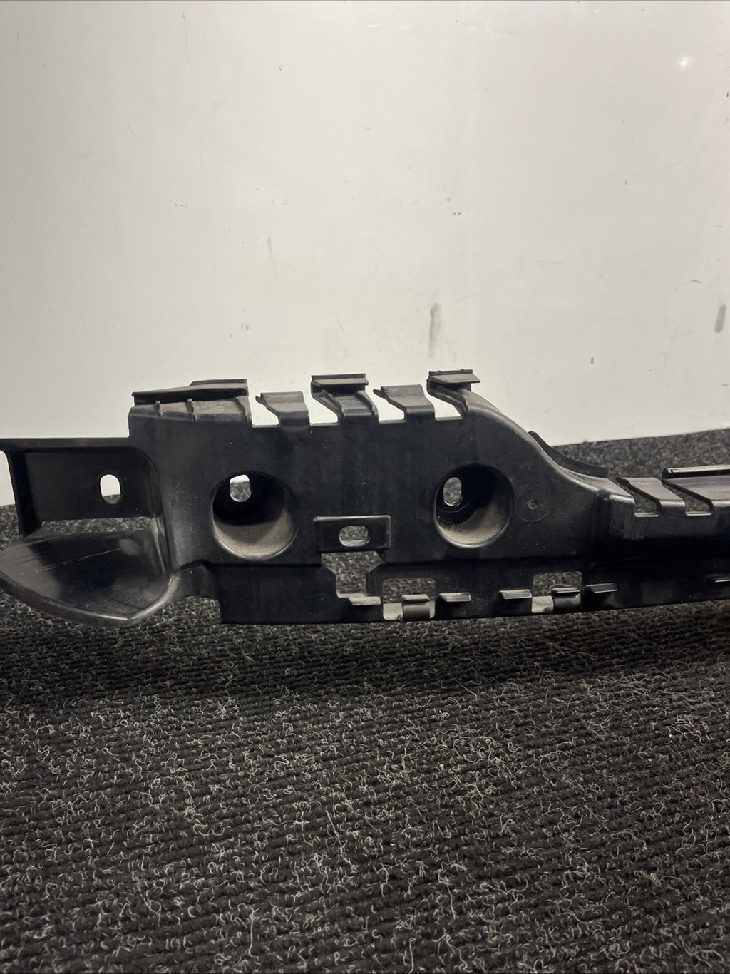 ☑️ OEM BMW E92 328 335 M3 COUPE Rear Center Bumper Mount Bracket Guide Support