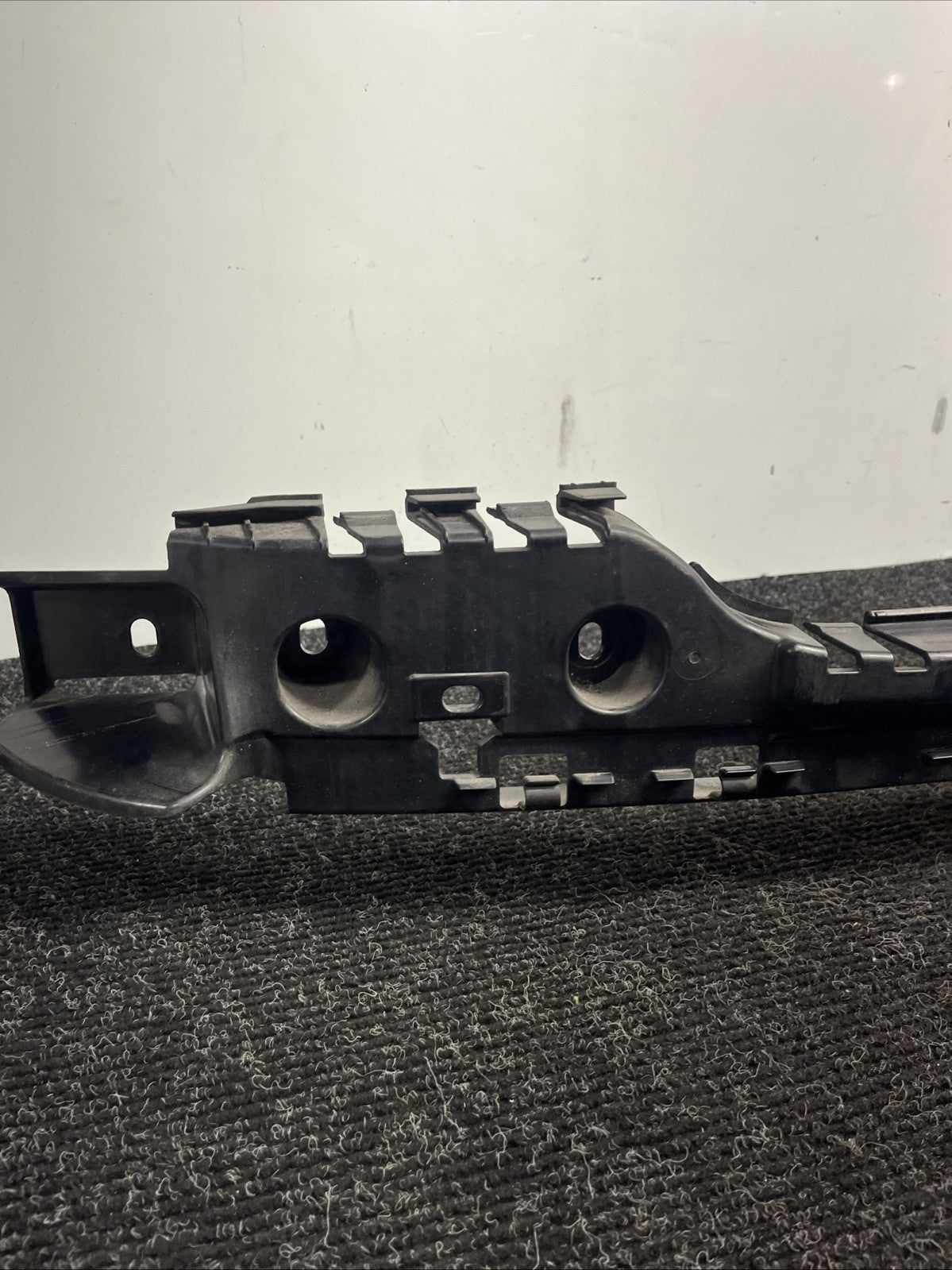 ☑️ OEM BMW E92 328 335 M3 COUPE Rear Center Bumper Mount Bracket Guide Support