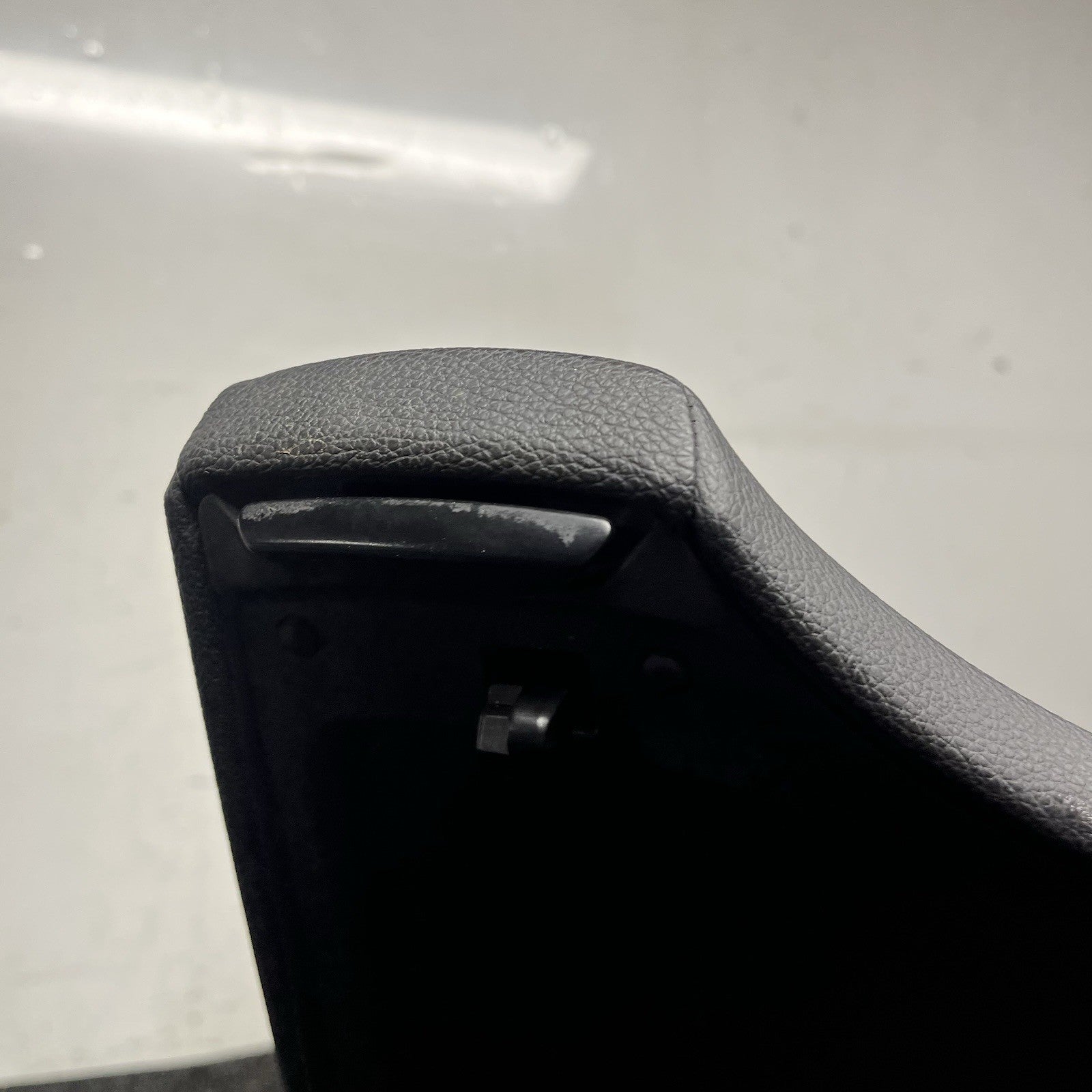 ☑️ 08-13 OEM BMW E88 E82 Center Console Armrest Tray Black Leather