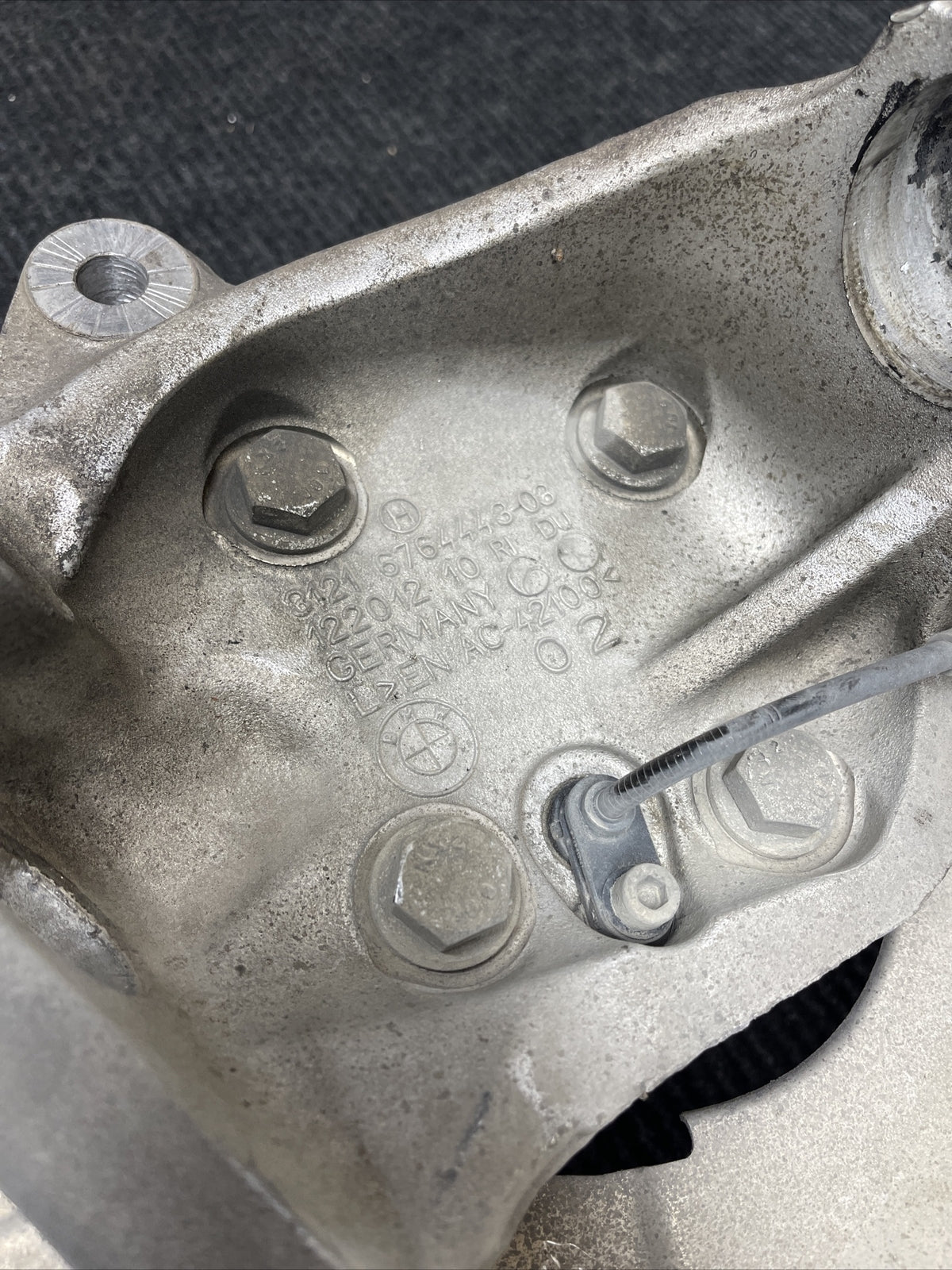 08-13 BMW 128i 135i E82 E88 Front Left Knuckle Spindle Hub Bearing