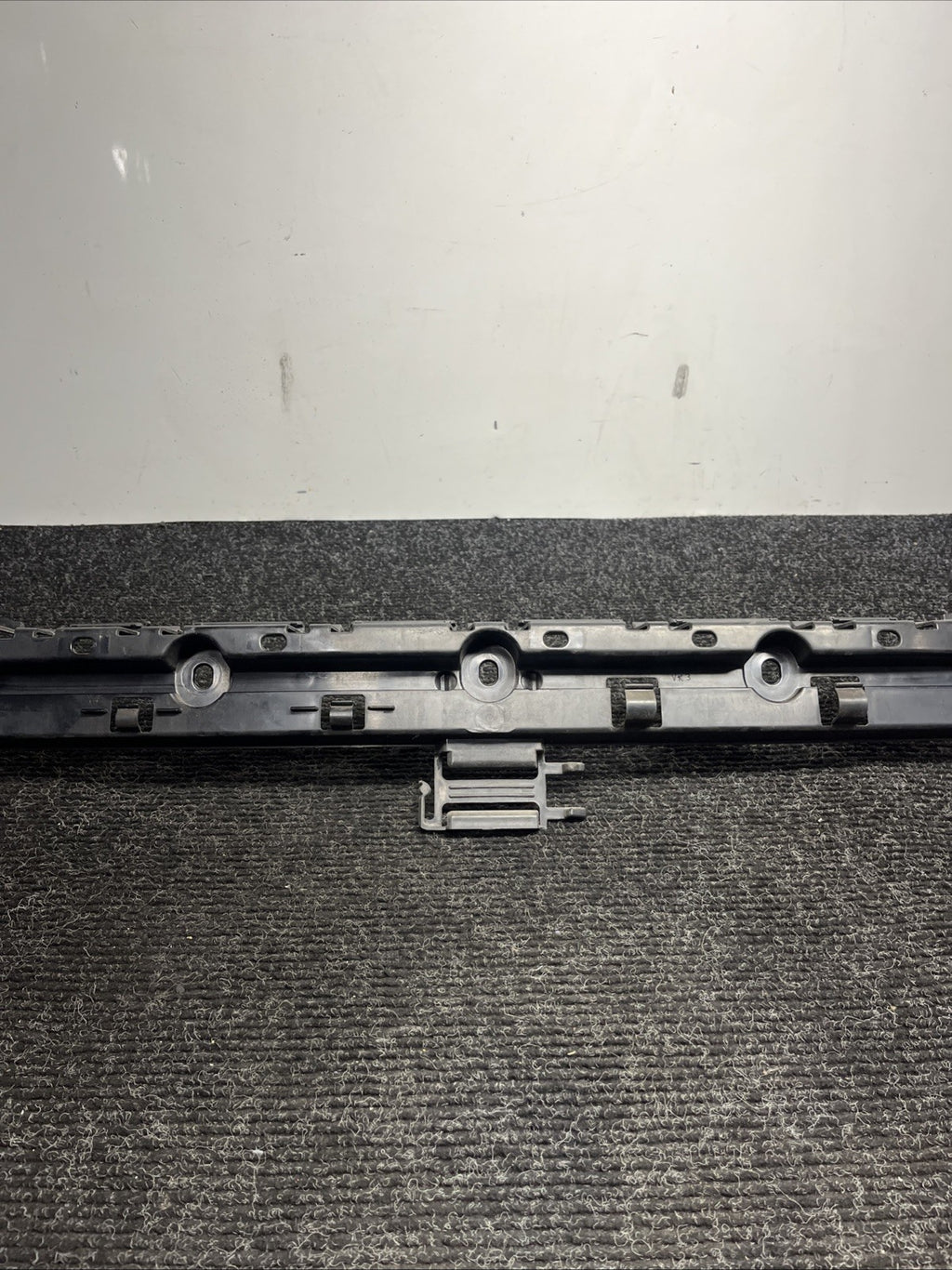 ☑️ OEM BMW E92 328 335 M3 COUPE Rear Center Bumper Mount Bracket Guide Support
