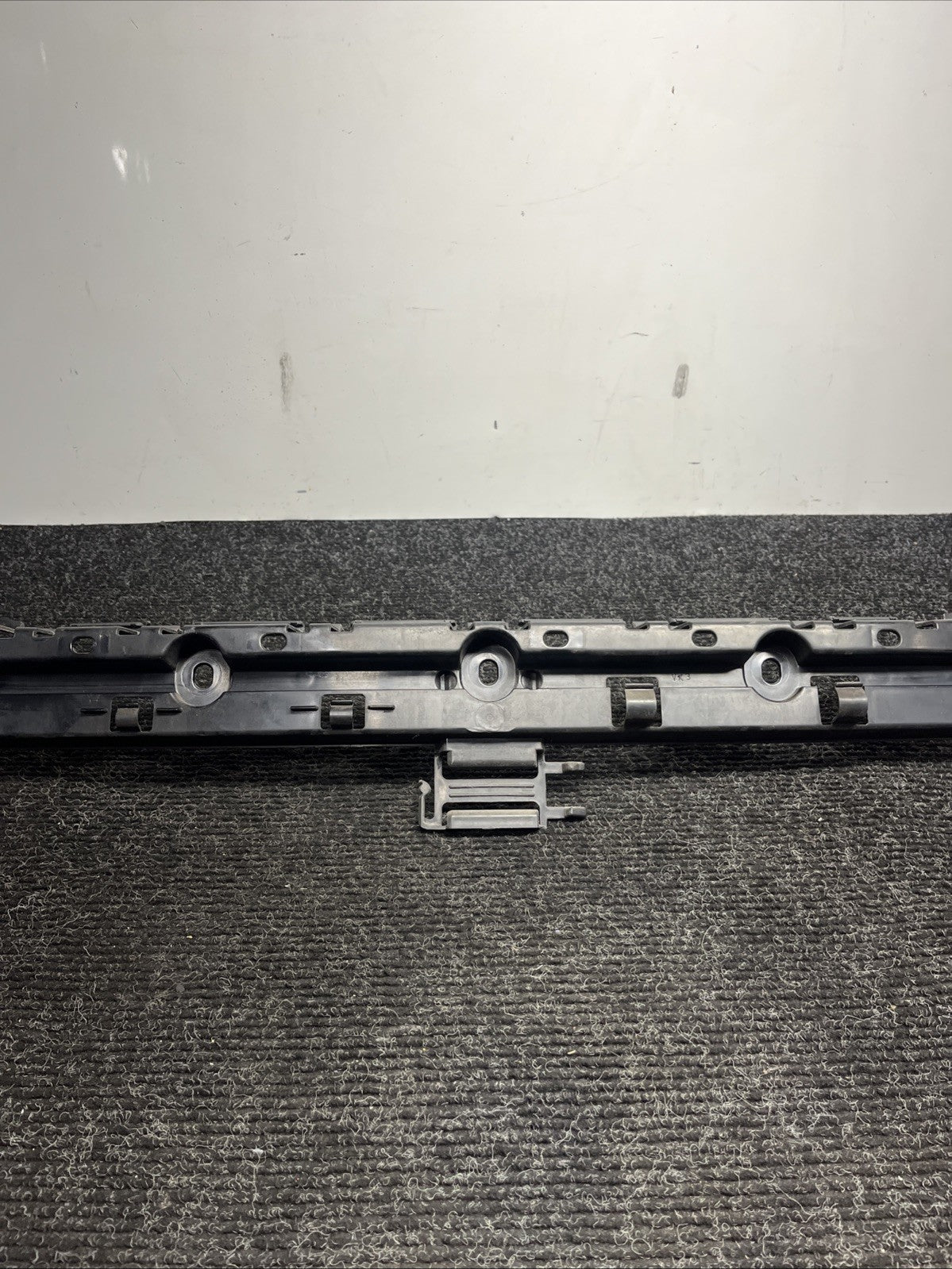 ☑️ OEM BMW E92 328 335 M3 COUPE Rear Center Bumper Mount Bracket Guide Support