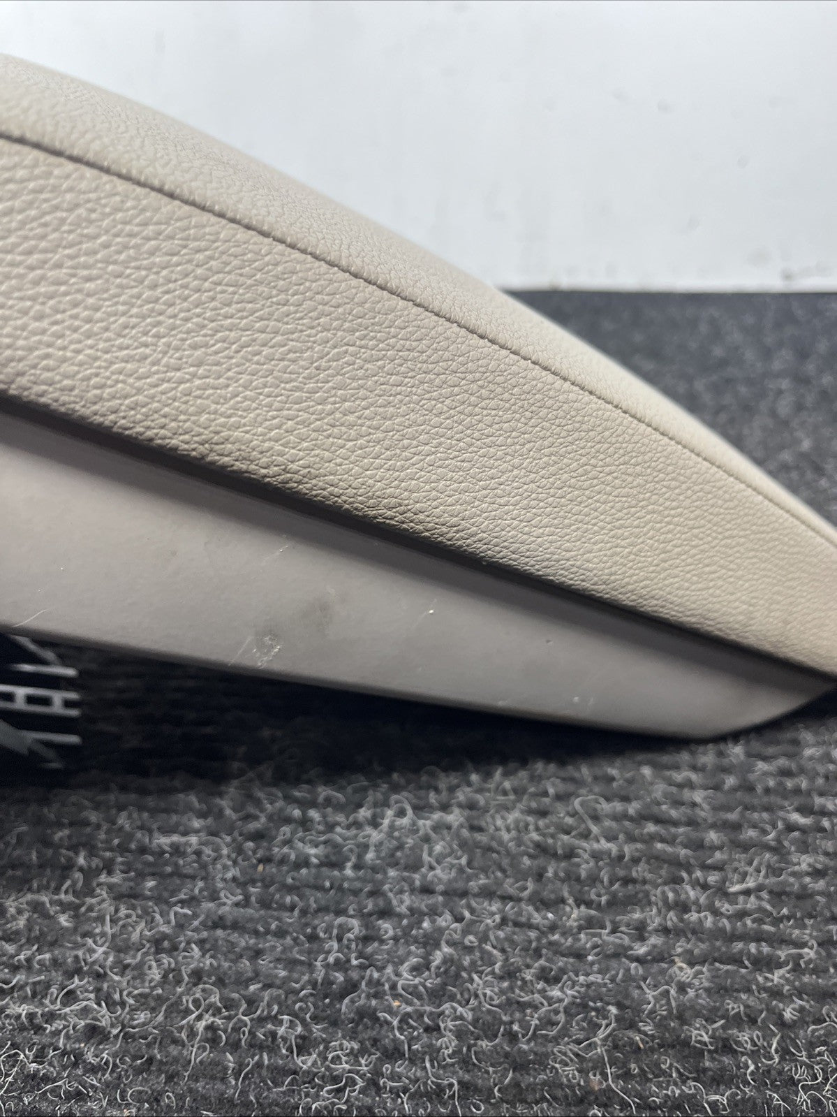 ☑️ 08-13 OEM BMW E88 128i 135i Center Console Armrest Tray Leather Beige