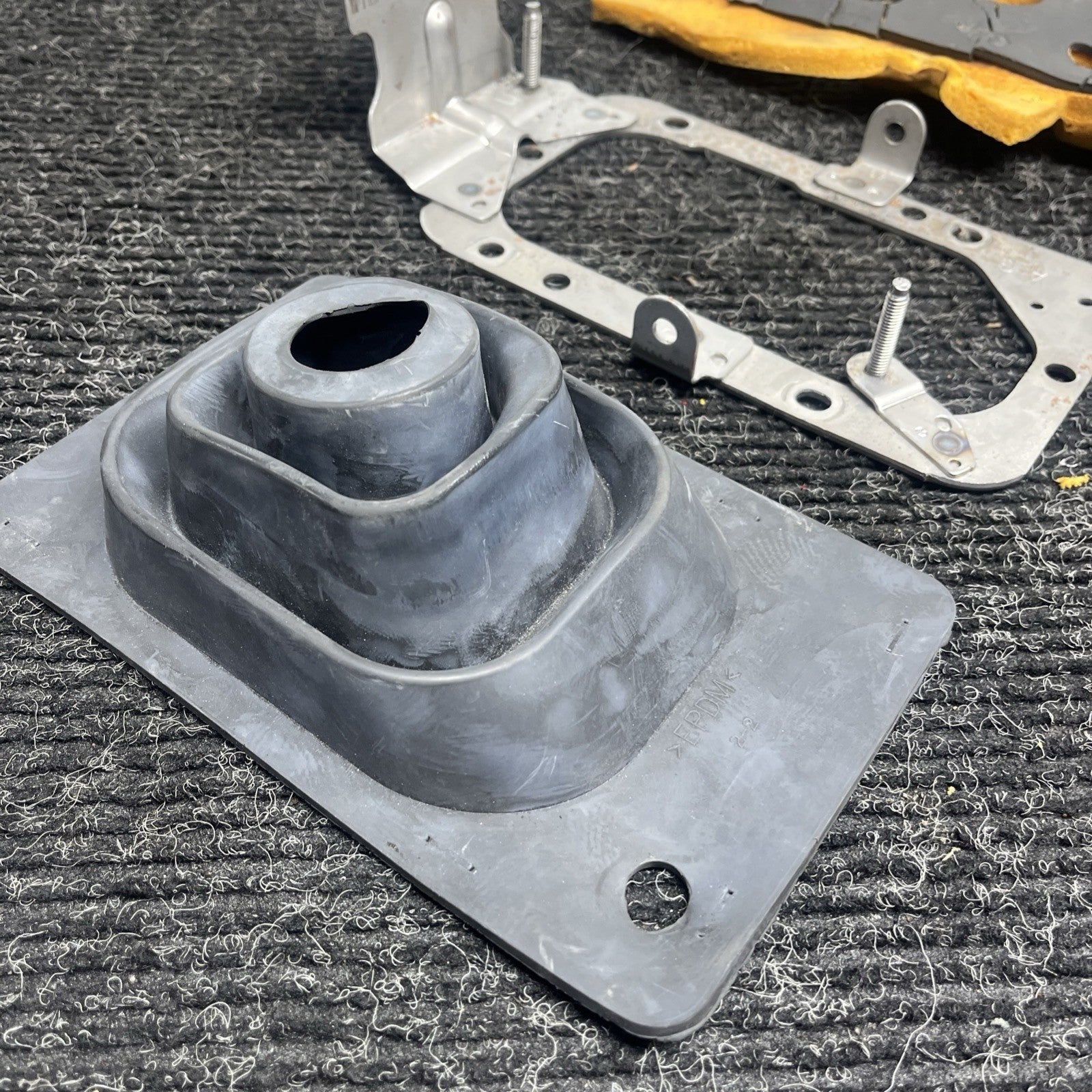 ☑️ 08-14 SUBARU IMPREZA WRX & STI SHIFTER TRIM MOUNT BEZEL PLATE BRACKET W/FOAM