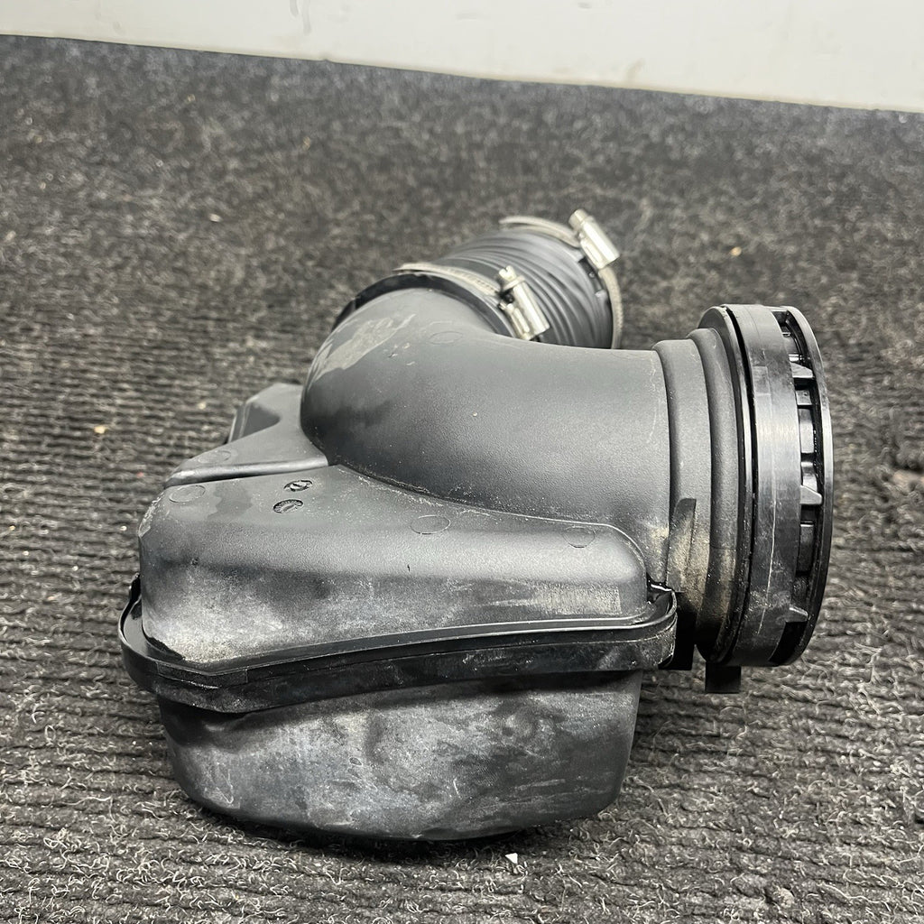 ☑️2016-2018 BMW F30 330I B48 2.0L FRONT ENGINE AIR INTAKE RESONATOR OEM 70604496