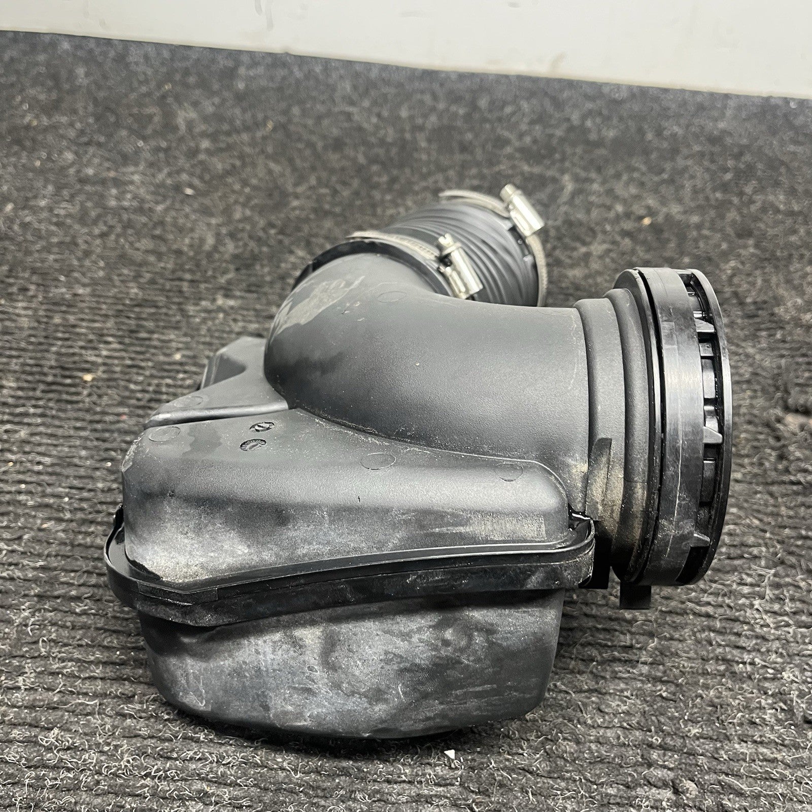 ☑️2016-2018 BMW F30 330I B48 2.0L FRONT ENGINE AIR INTAKE RESONATOR OEM 70604496