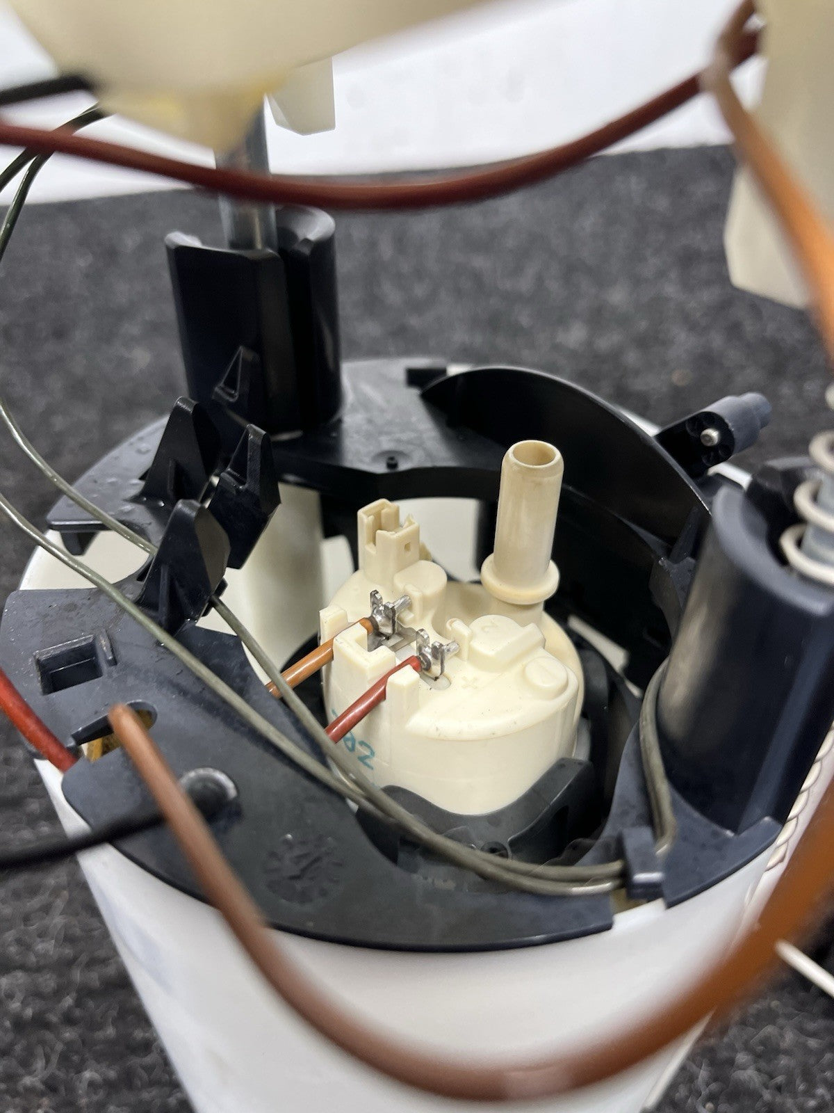 ☑️ 06-13 BMW E90 E84 E82 E88 E92 128i 135i 335i X1 Right Fuel Pump Assembly OEM
