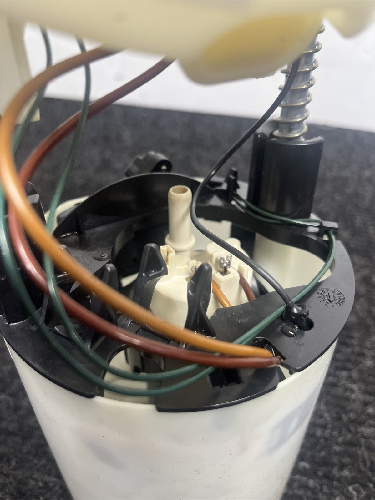 ☑️ 06-13 BMW E82 E88 E90 E91 E92 E93 135I 335I Fuel Pump OEM