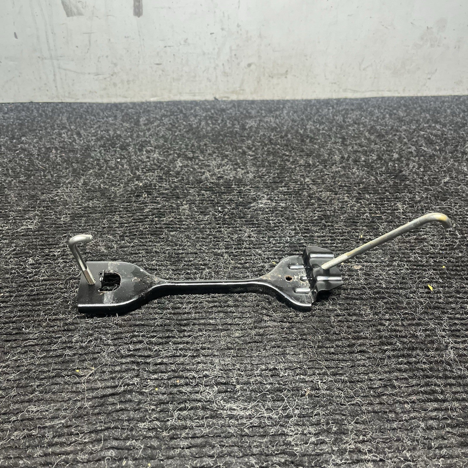 ☑️ 2013 Scion FRS Subaru BRZ 86 Battery Tie Down Bracket Assy OEM 7729