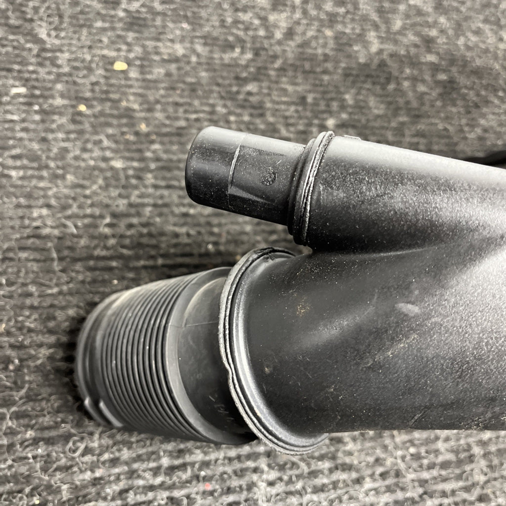 ☑️ 07-13 BMW 335i ENGINE TURBO INTAKE CHARGE INDUCTION PIPE TUBE OEM 7600028