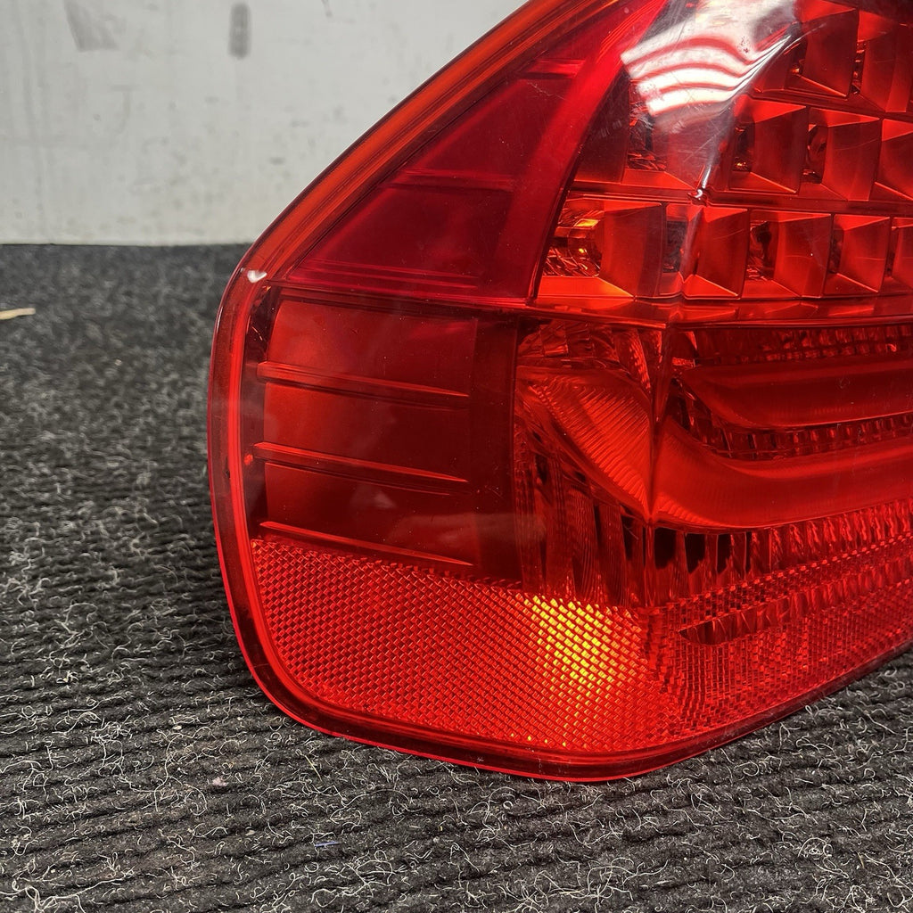 ☑️ 09-11 OEM BMW E90 328 335 LCI Sedan Rear Left Driver Side Outer Tail Light