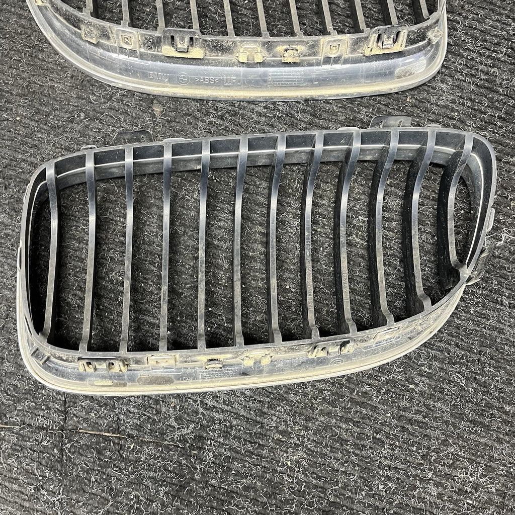 ☑️ 09-11 BMW E90 LCI 3-SERIES KIDNEY GRILLE CHROME WITH BLACK SINGLE SLANTS OEM