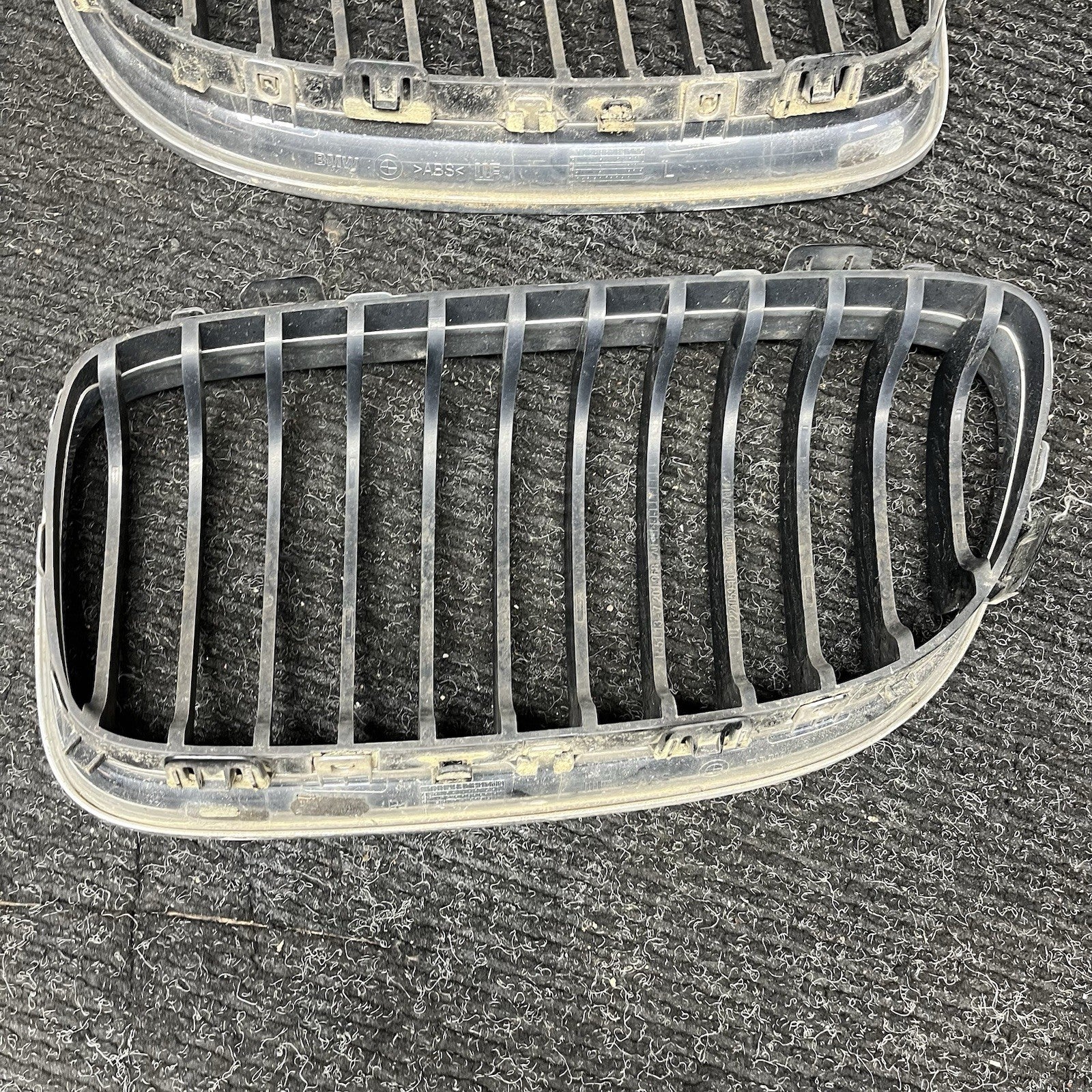 ☑️ 09-11 BMW E90 LCI 3-SERIES KIDNEY GRILLE CHROME WITH BLACK SINGLE SLANTS OEM