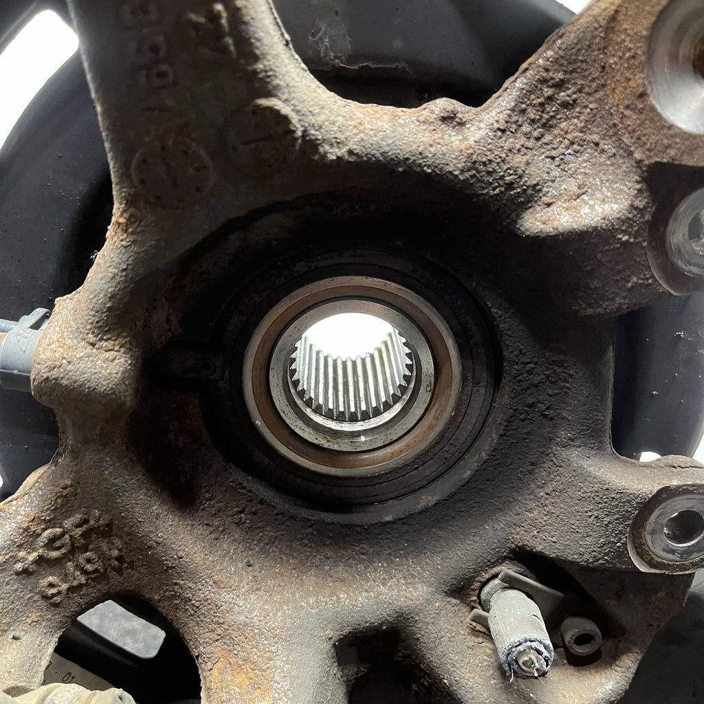 ☑️ 07-13 BMW E82 E88 E90 E92 E93 Rear Driver Hub Spindle Bearing Knuckle OEM