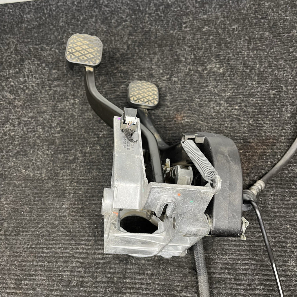 ☑️ 07-13 OEM BMW E88 E90 E92 335 MANUAL TRANSMISSION Clutch Brake Pedal Assembly