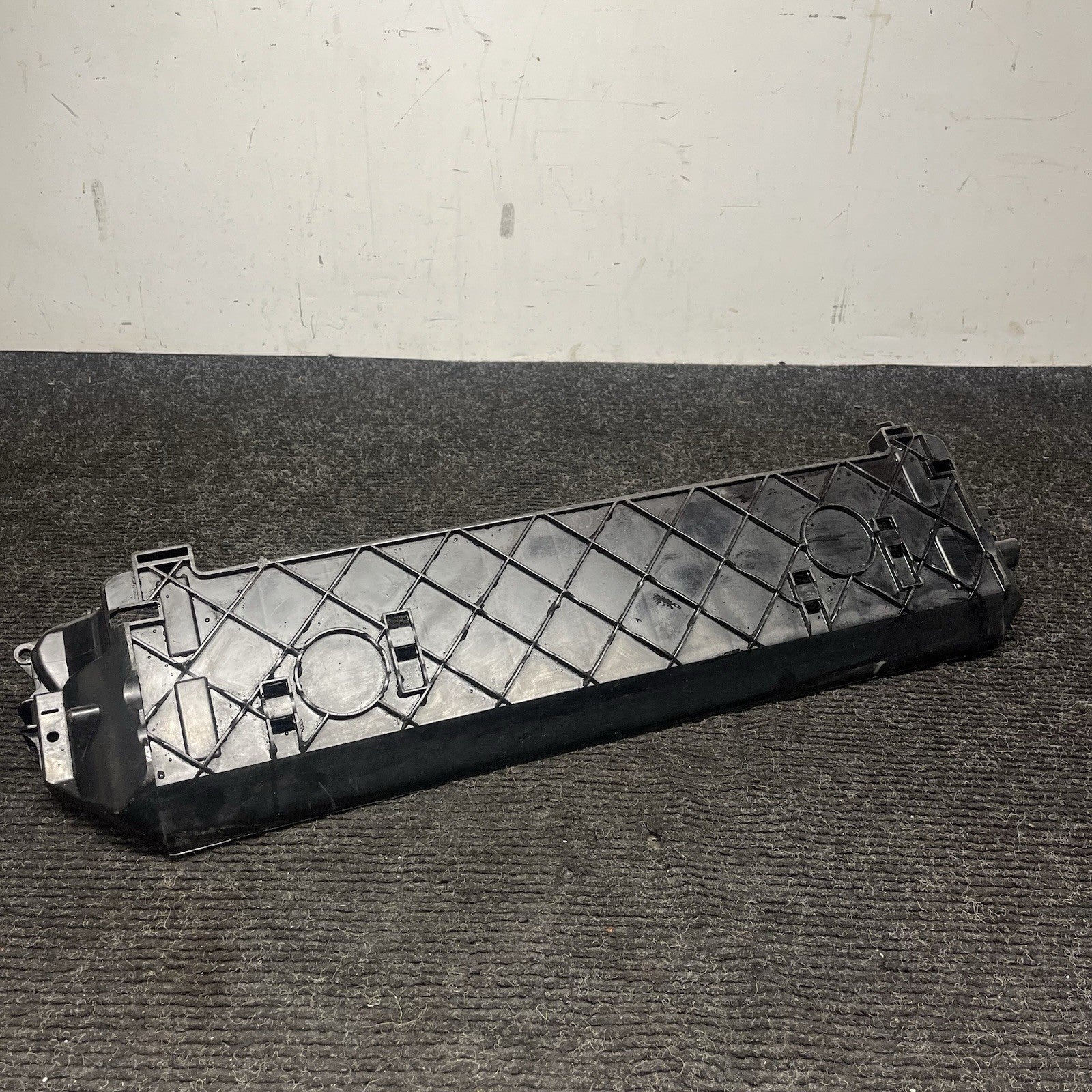 ☑️ 11-13 BMW E70 X5 Radiator Support Bottom Intercooler Bracket Unit 7795909 OEM