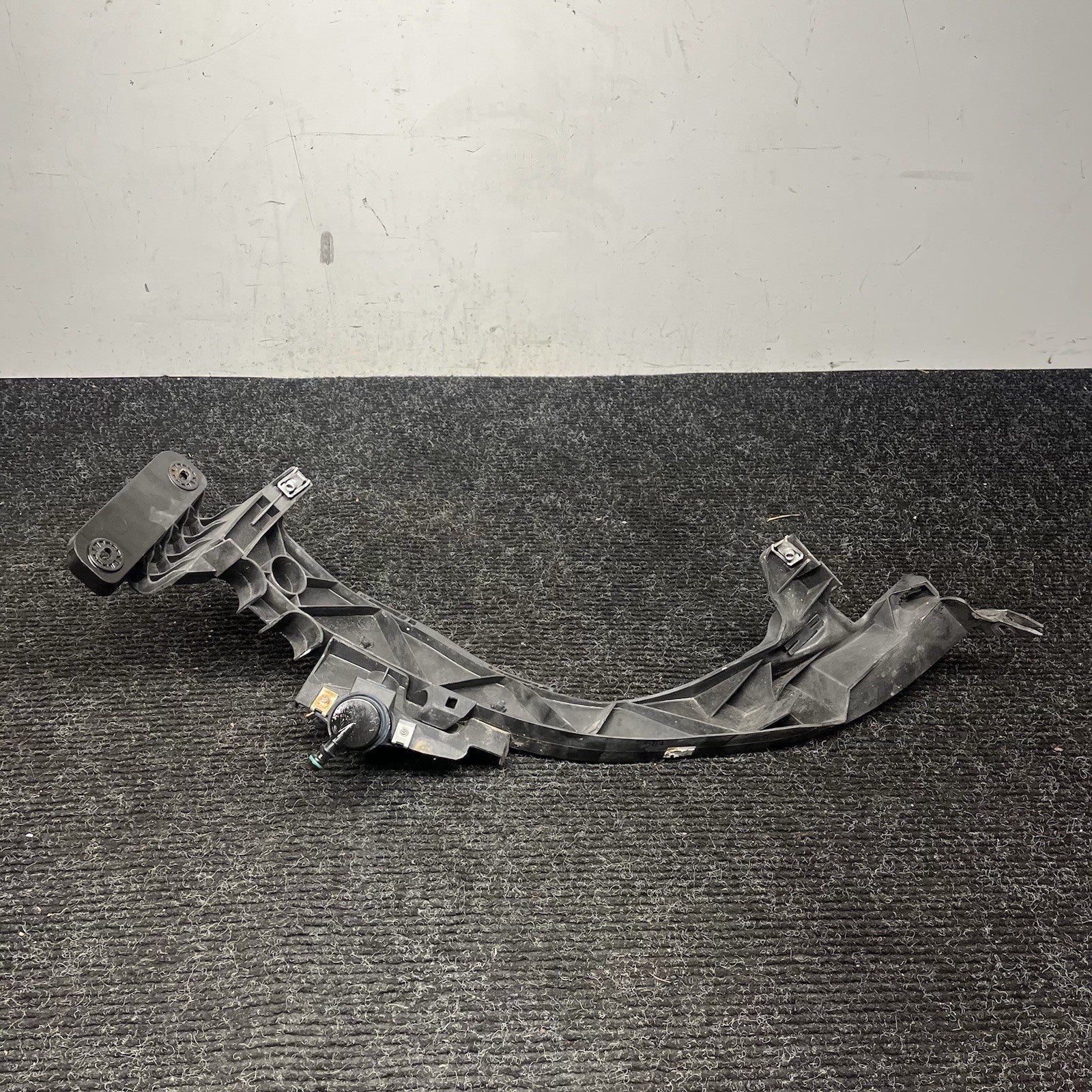 ☑️ 08-13 BMW E82 E88 135 Right Passenger Side Headlight Arm Bracket Mount