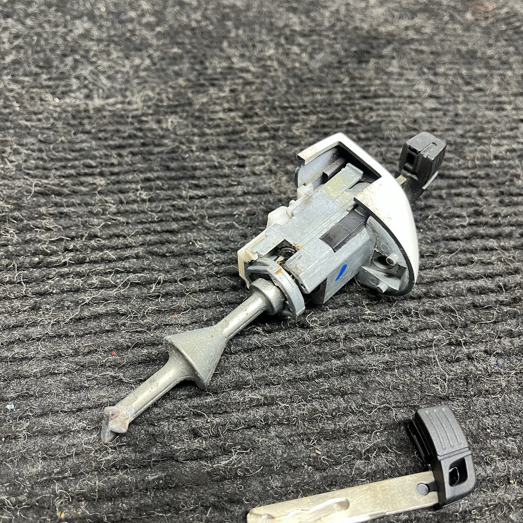 ☑️ 2008-2013 BMW E82 E88 135 Exterior Driver Door Handle Key Lock Set White OEM