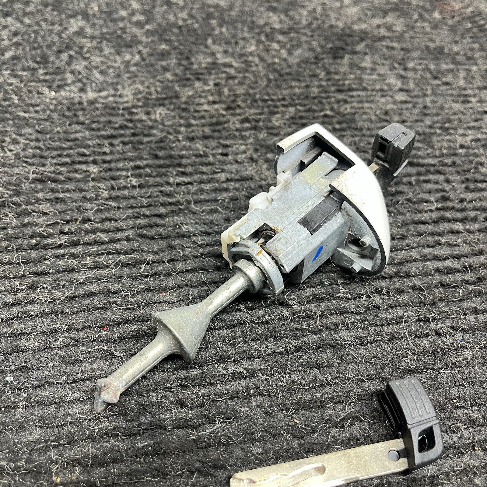 ☑️ 2008-2013 BMW E82 E88 135 Exterior Driver Door Handle Key Lock Set White OEM