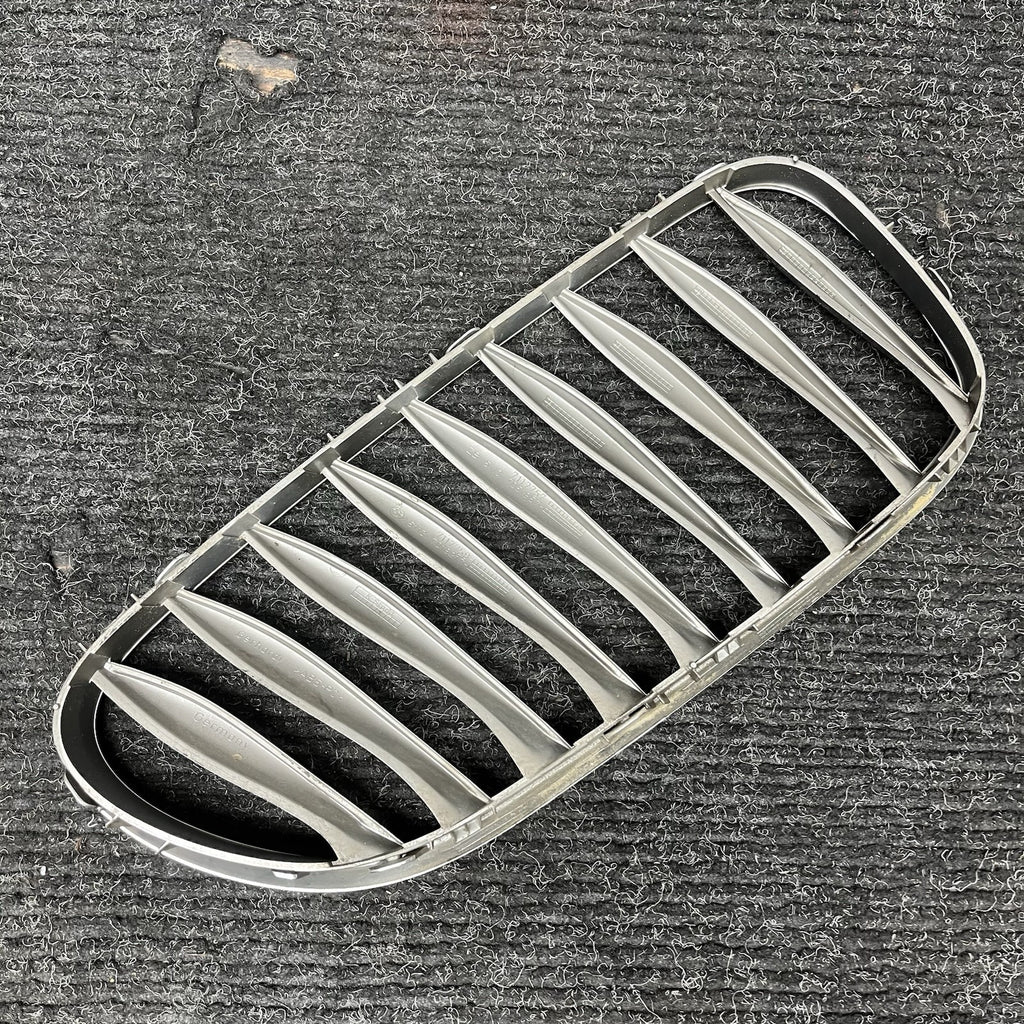 ☑️ 2003-2008 BMW Z4 Left Driver Side Grille Set OEM - 51137018218 W 7117757