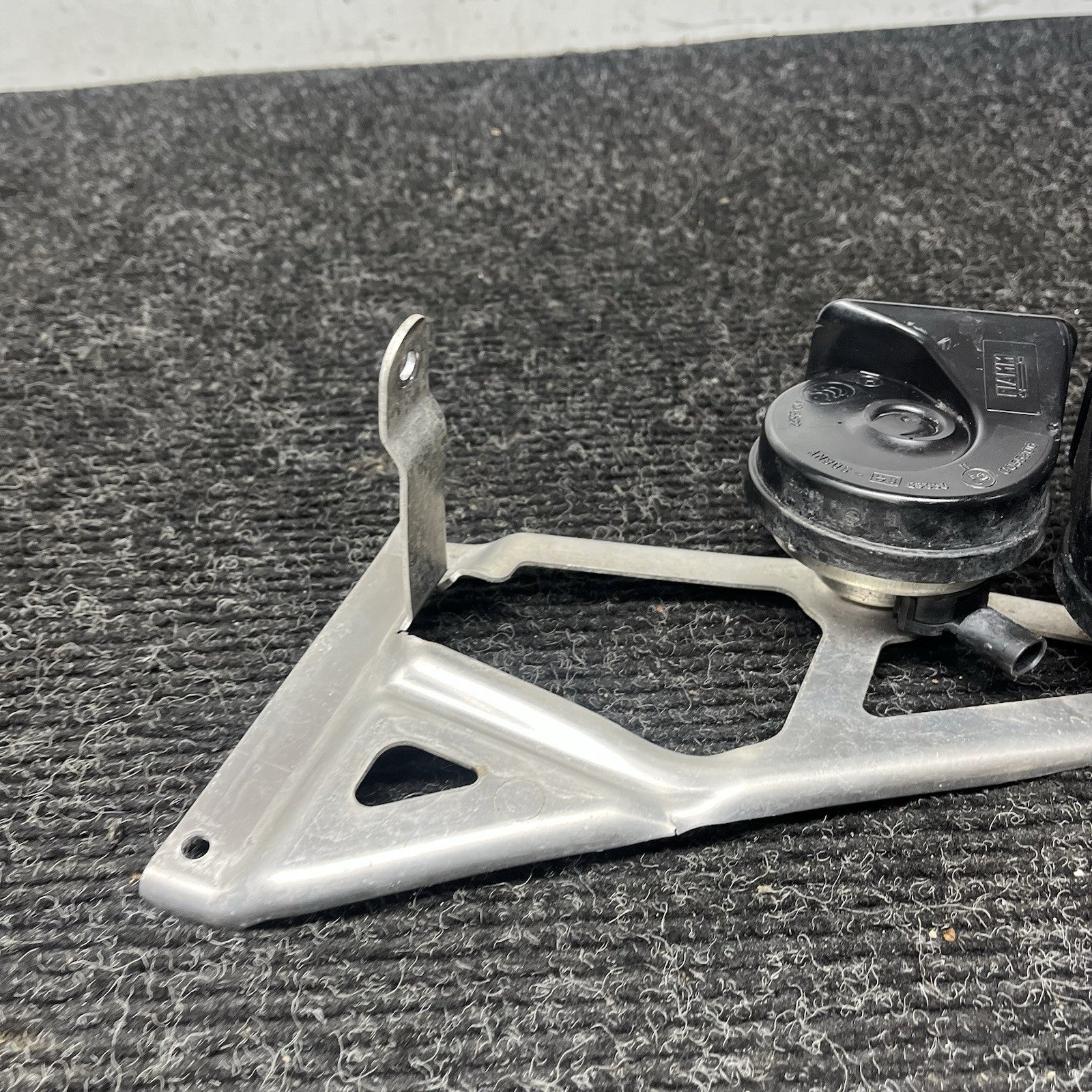 ☑️ BMW E9x M3 Horn Bracket With Horns 61337838541 08-13 E90 E92 E93