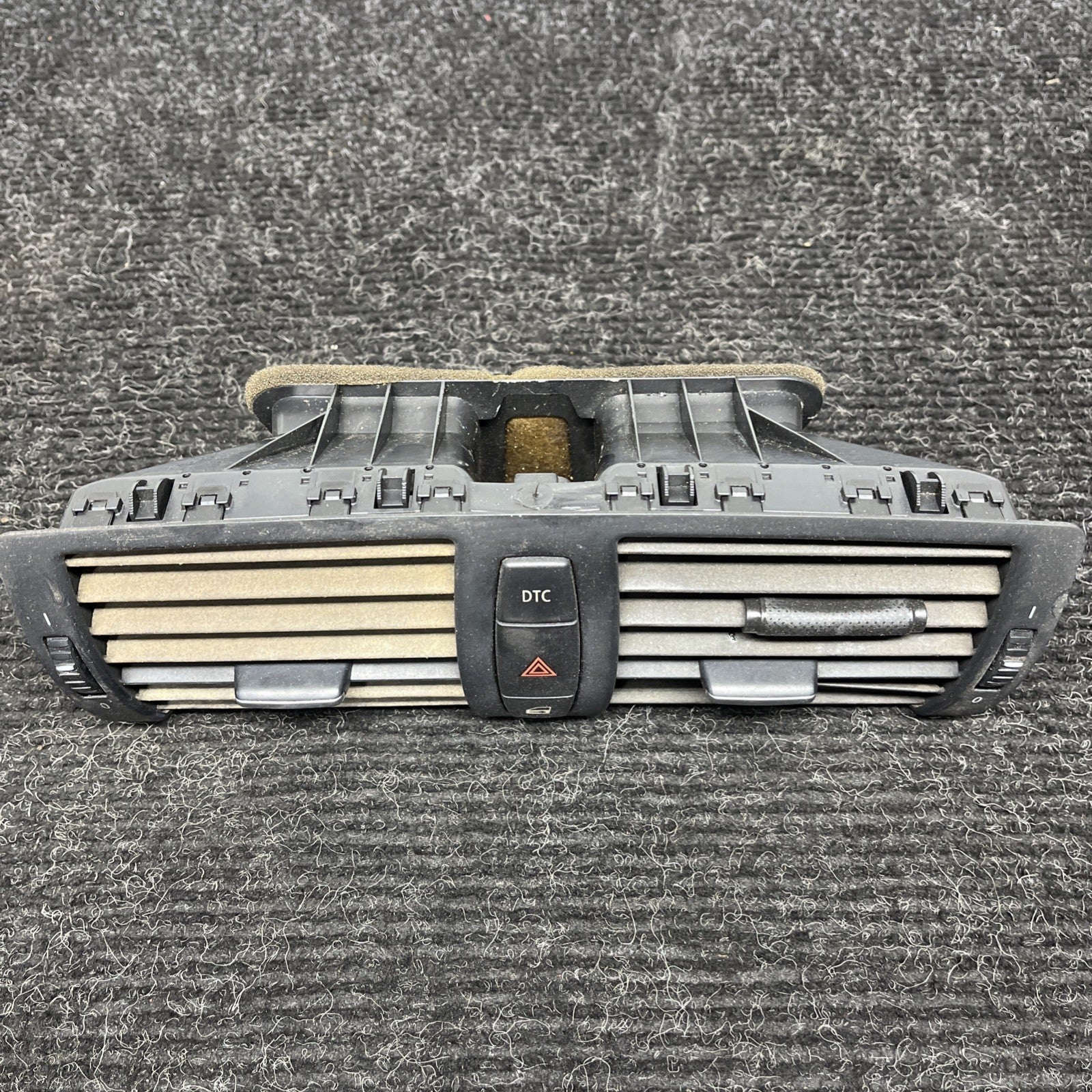 ☑️ 08-13 BMW 1-SERIES AIR GRILLE CENTER DASH VENT HAZARD TRIM 64227059189 OEM