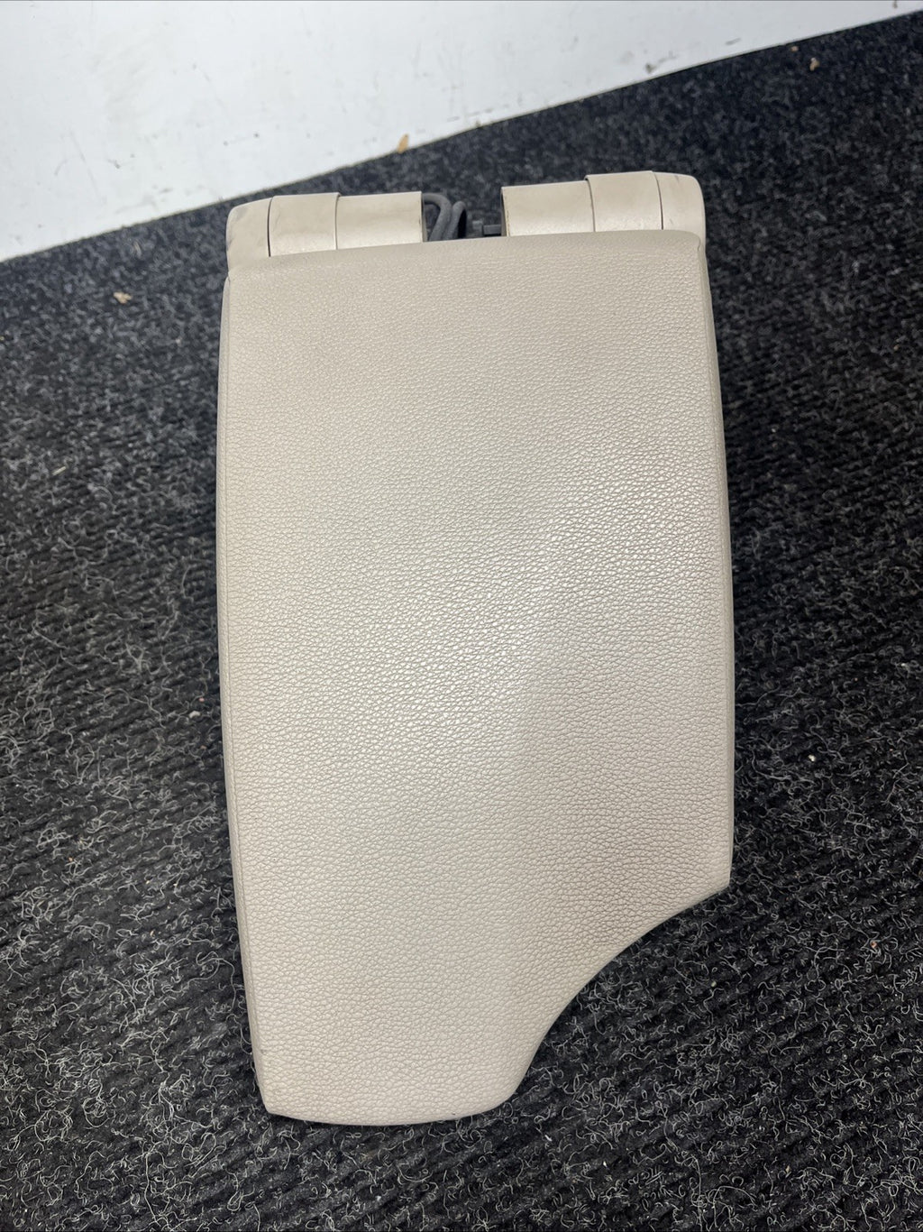 ☑️ 08-13 OEM BMW E88 128i 135i Center Console Armrest Tray Leather Beige
