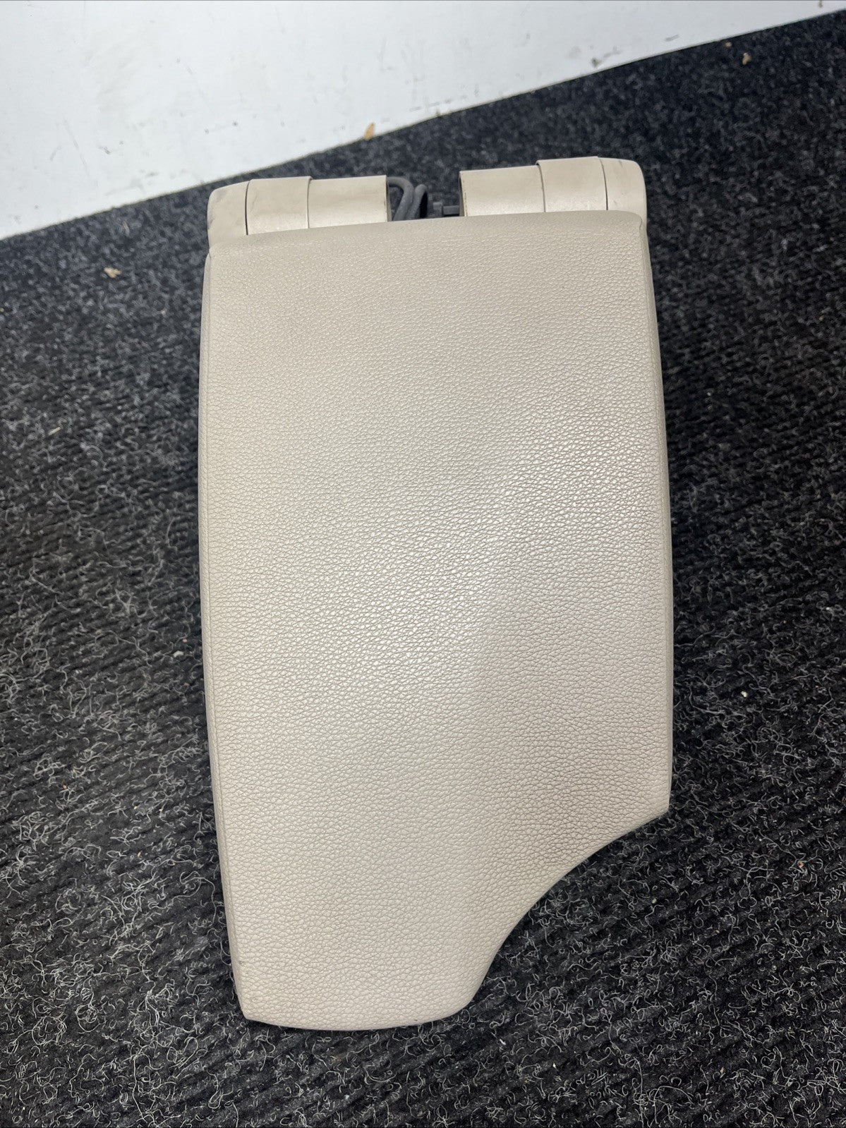 ☑️ 08-13 OEM BMW E88 128i 135i Center Console Armrest Tray Leather Beige