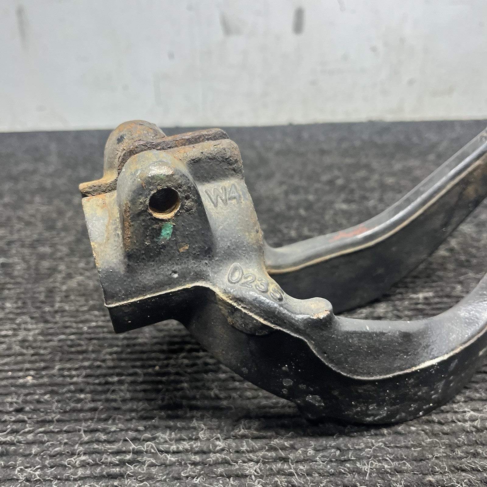 ☑️ Front Left Driver Side Strut Shock Bottom Mount OEM BMW E70 E71 X5 X6