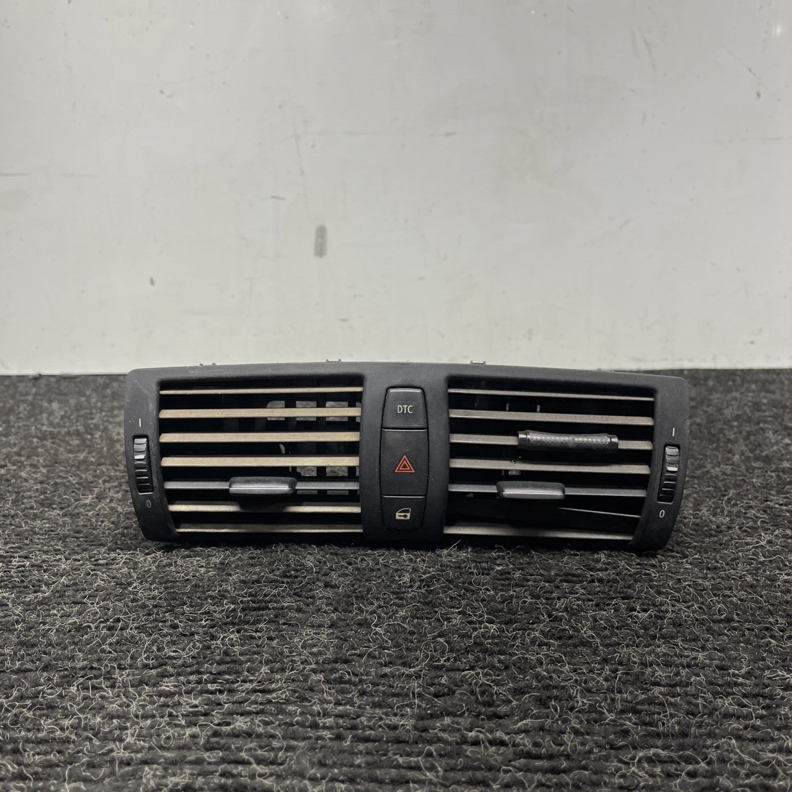 ☑️ 08-13 BMW 1-SERIES AIR GRILLE CENTER DASH VENT HAZARD TRIM 64227059189 OEM
