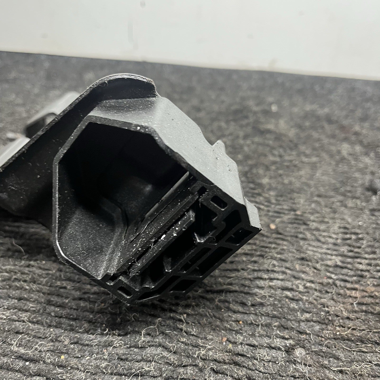 ☑️ 2007-2013 BMW E92 E93 335I RIGHT PASSENGER LOWER RADIATOR BRACKET OEM 7154546