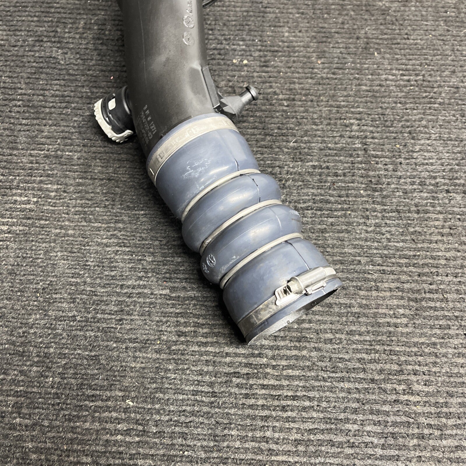 ☑️ 11-16 BMW 40LI 640I 535I UPPER AIR INTAKE DUCT HOSE TUBE PIPE OEM 23557610