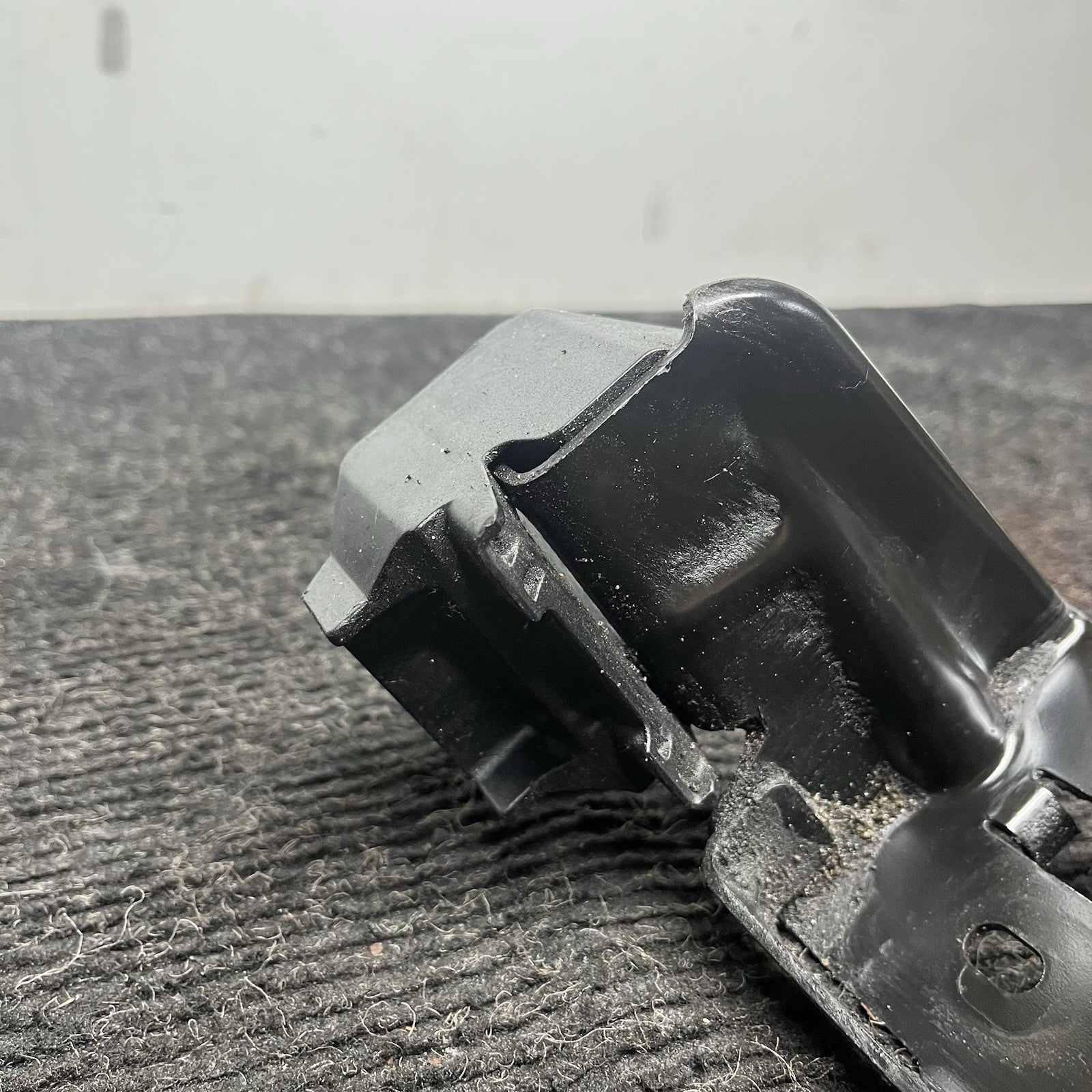 ☑️ 2007-2013 BMW E92 E93 335I RIGHT PASSENGER LOWER RADIATOR BRACKET OEM 7154546