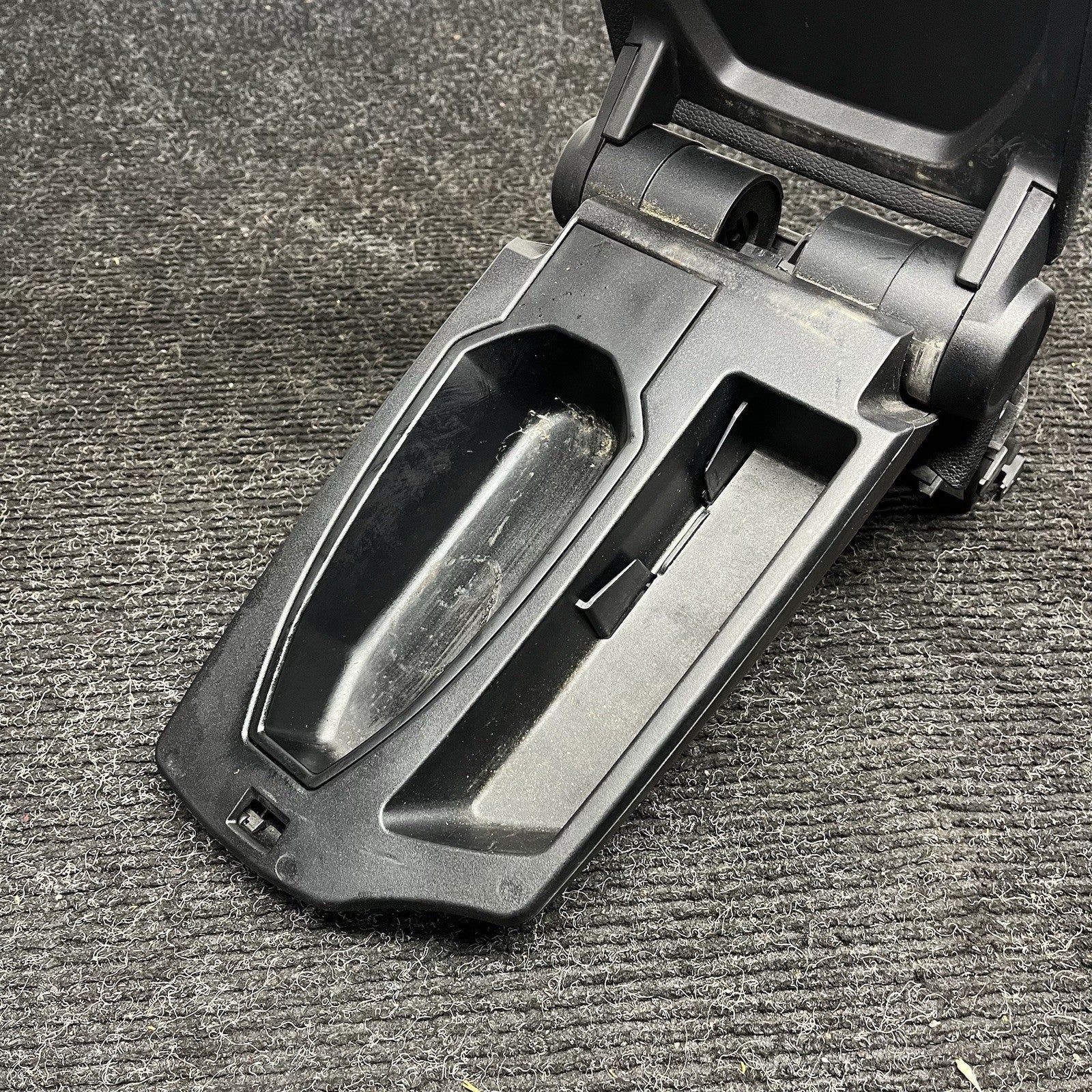 ☑️ 08-13 OEM BMW E88 E82 Center Console Armrest Tray Black Leather