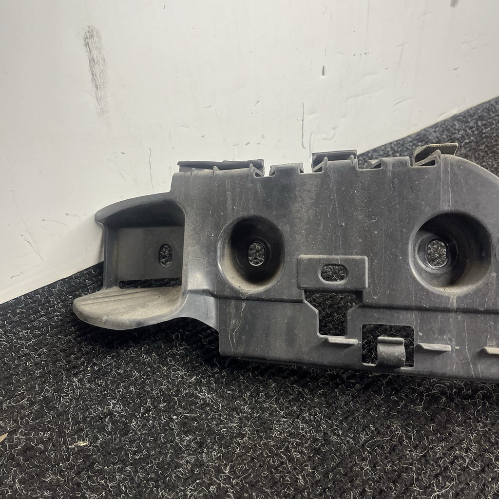 ☑️ BMW 135i 128i E82 E88 Rear Bumper Cover Center Guide Mount Bracket 7170665