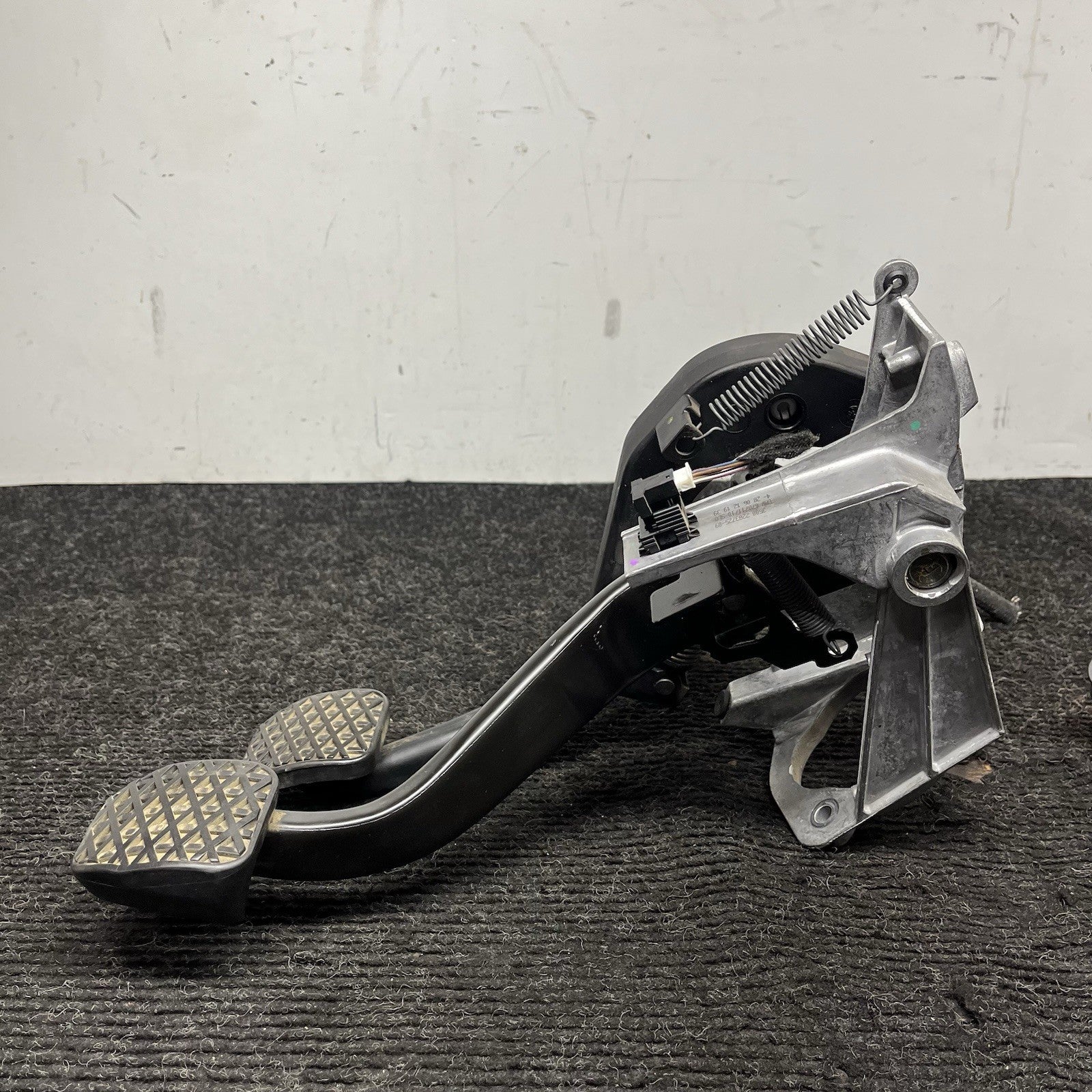 ☑️ 07-13 OEM BMW E88 E90 E92 335 MANUAL TRANSMISSION Clutch Brake Pedal Assembly