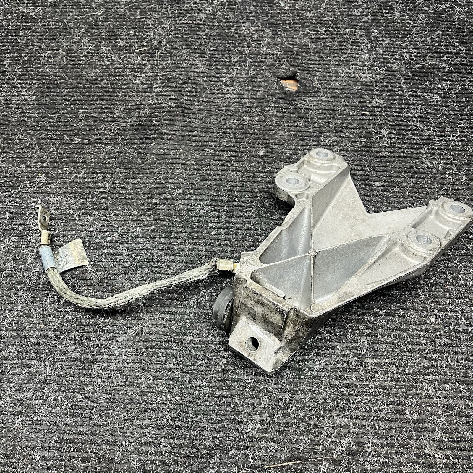☑️ BMW E90 E91 E92 Engine Mount Bracket Left N54 6760317 Motor Mount Bracket