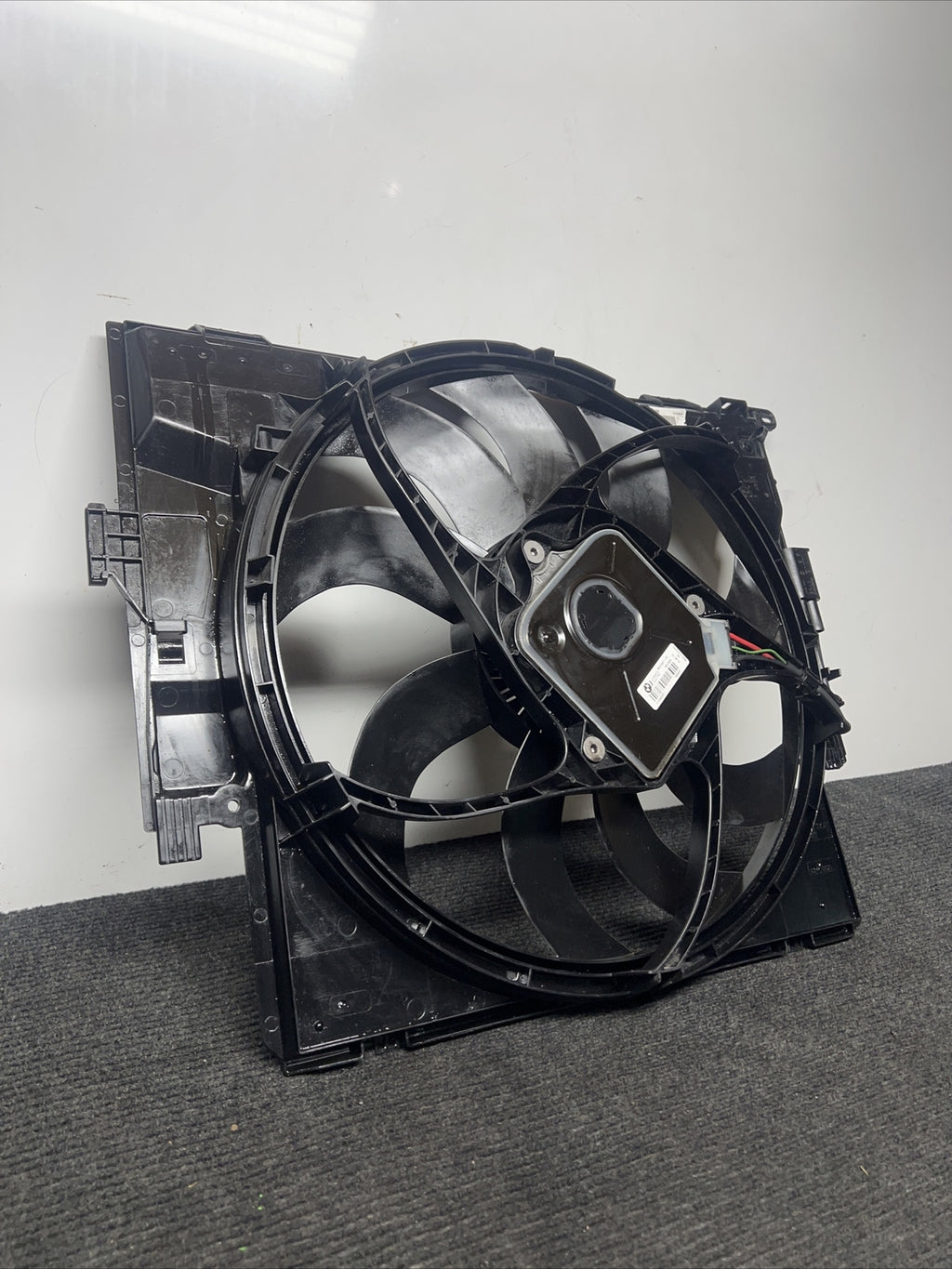 ☑️ 2013-2016 BMW 328i F30 Radiator Electric Fan Motor Blade Shroud
