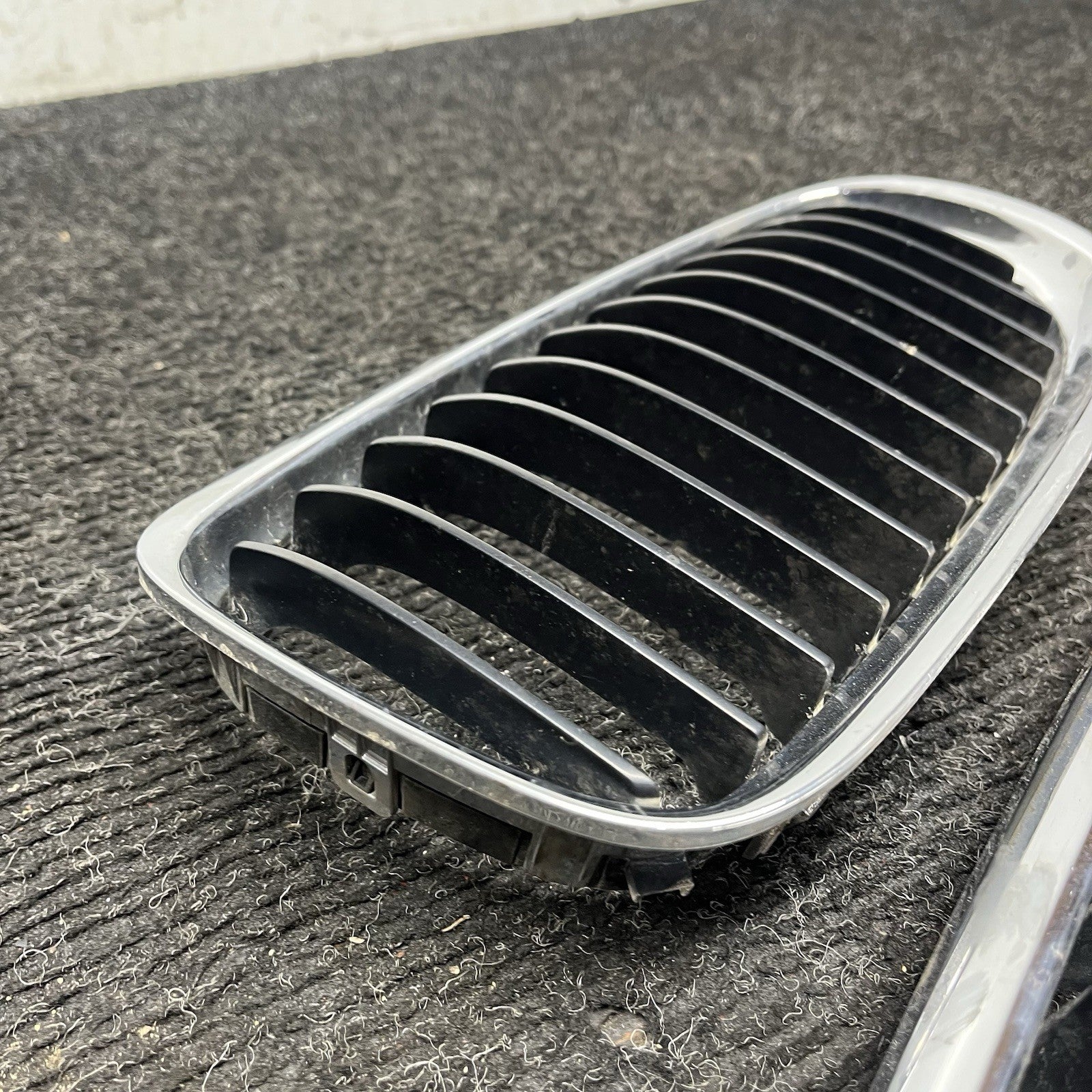 ☑️ 09-11 BMW E90 LCI 3-SERIES KIDNEY GRILLE CHROME WITH BLACK SINGLE SLANTS OEM