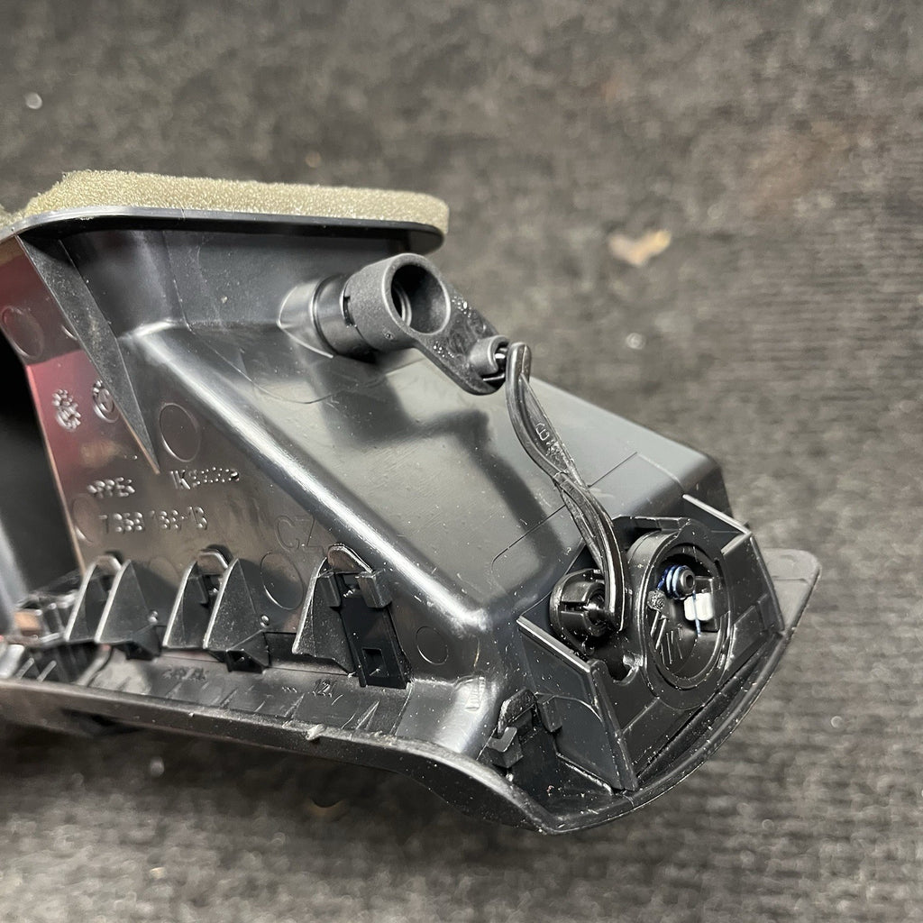 ☑️ 08-13 OEM BMW E82 E88 128 135 Central Dash Dashboard Air Vent Hazard Light