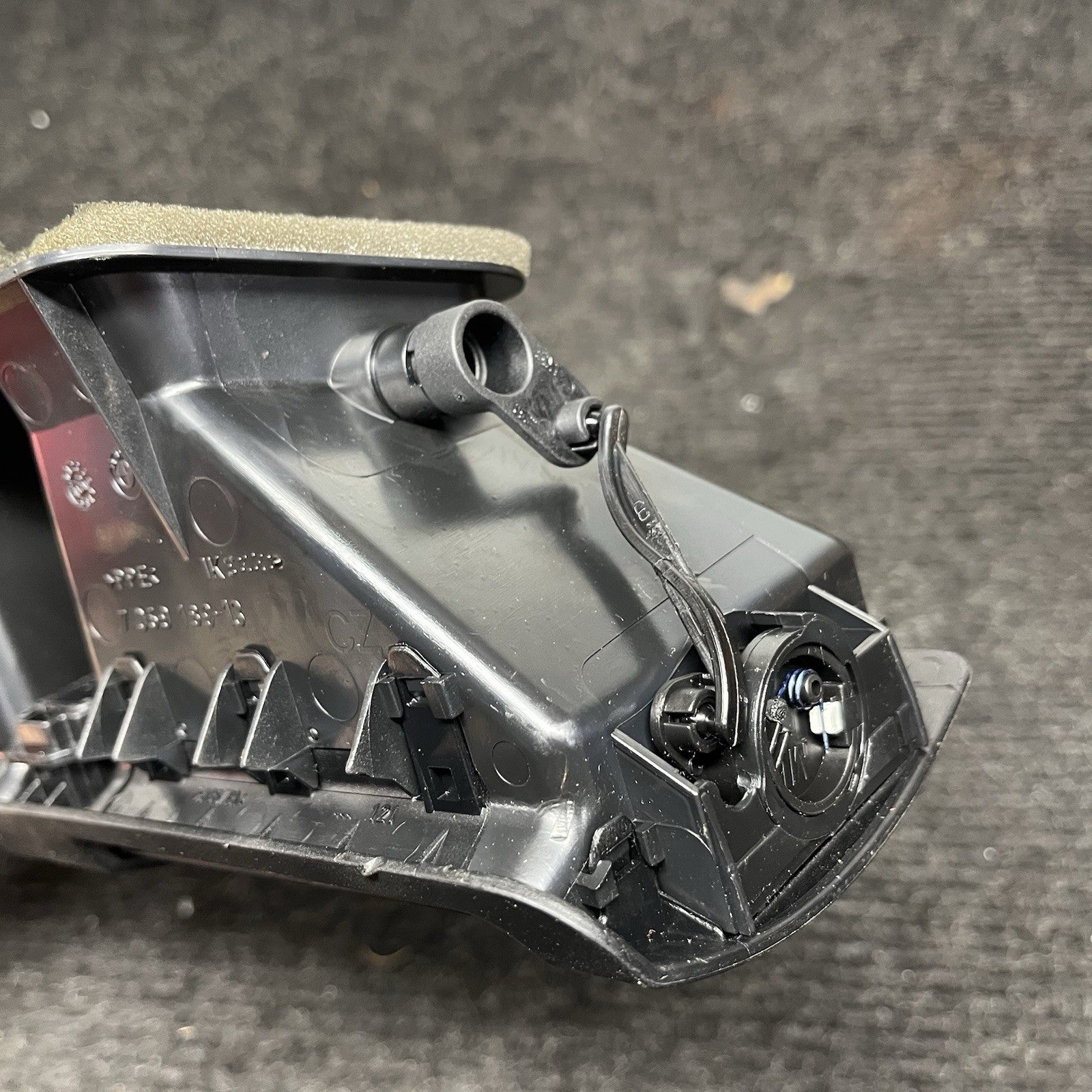 ☑️ 08-13 OEM BMW E82 E88 128 135 Central Dash Dashboard Air Vent Hazard Light