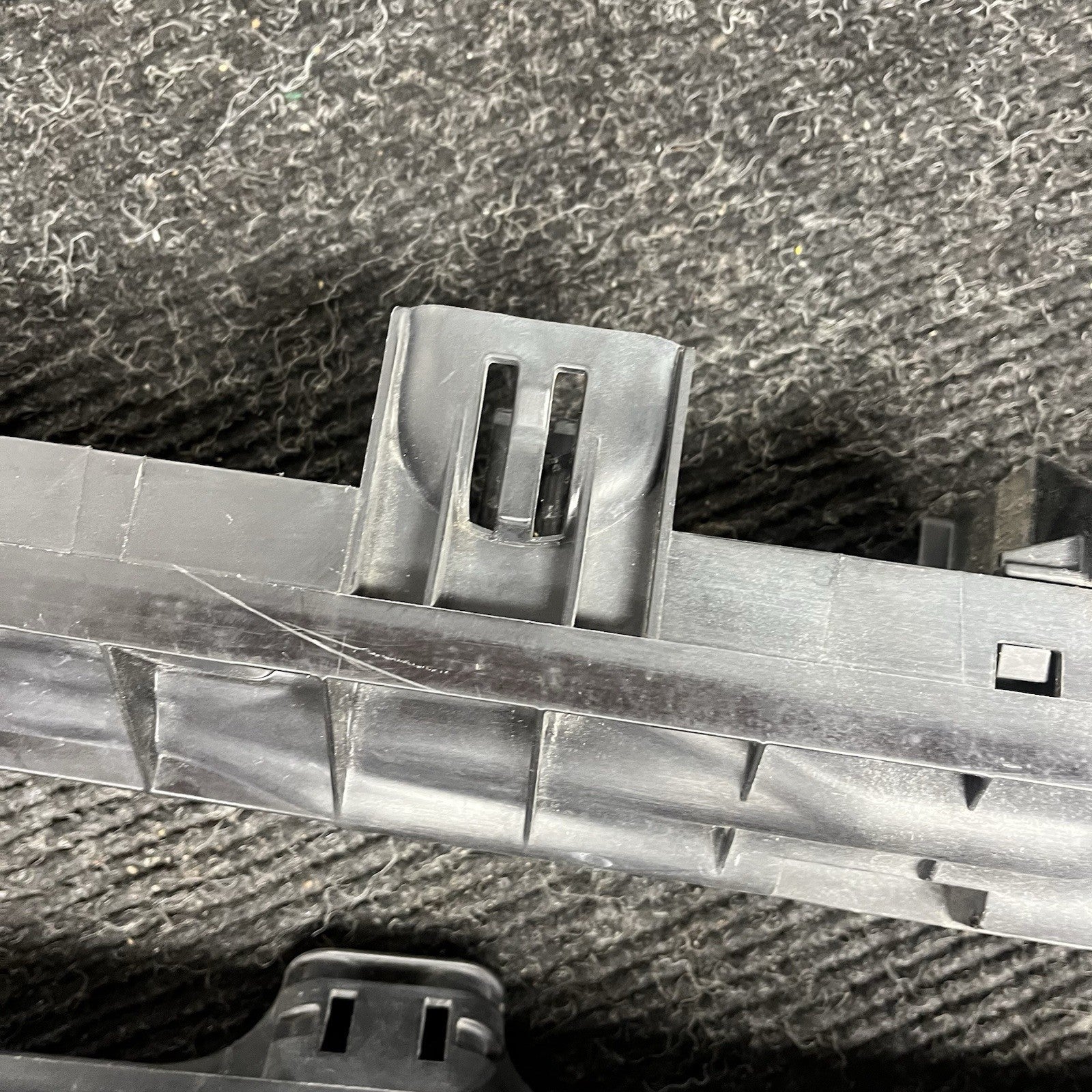 ☑️07-13 OEM BMW E82 E88 E90 E92 E93 335 Front Radiator Bracket Pair Left Right