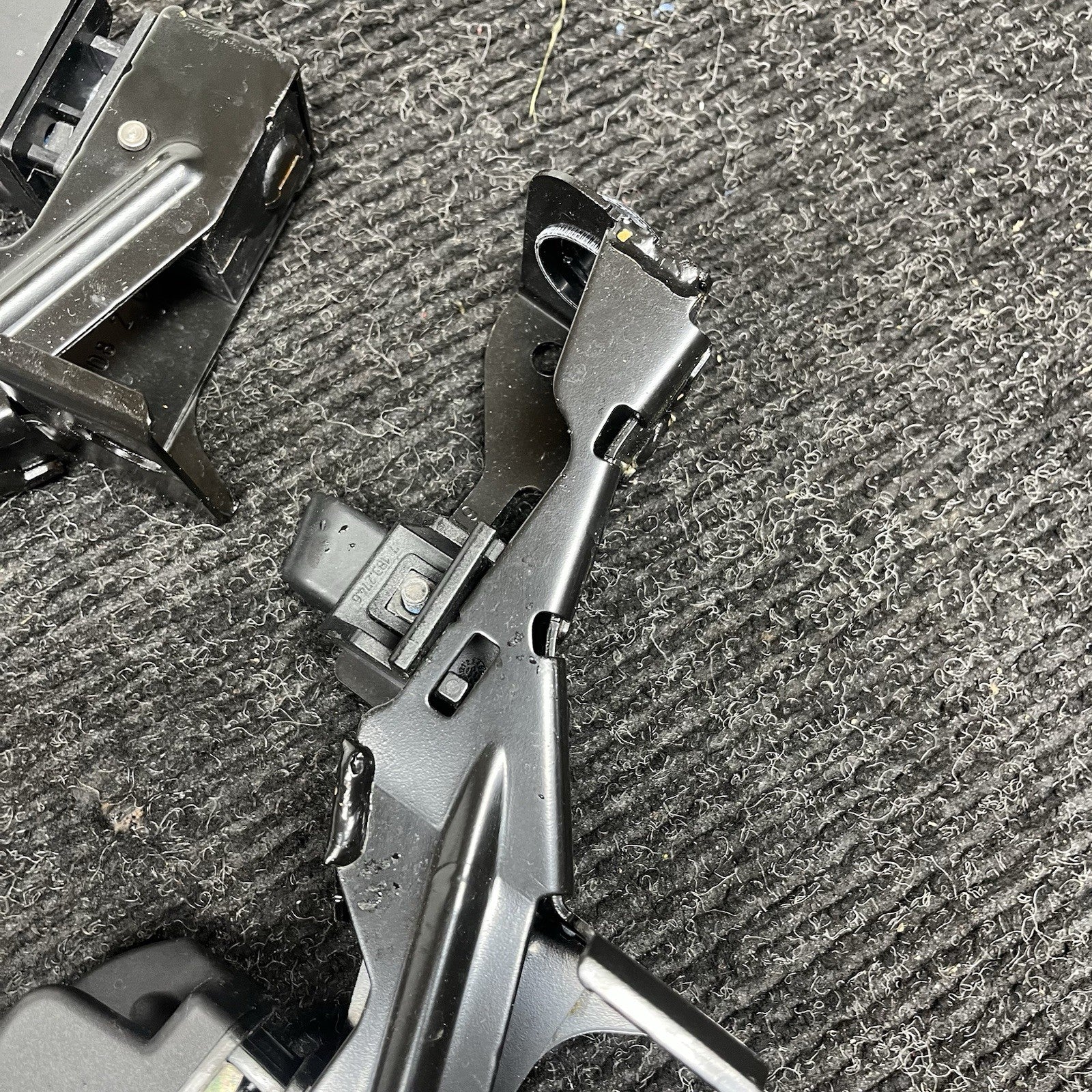 ☑️ 07-13 BMW E93 328i 335i M3 Right Side Convertible Hardtop Bracket Latch OEM