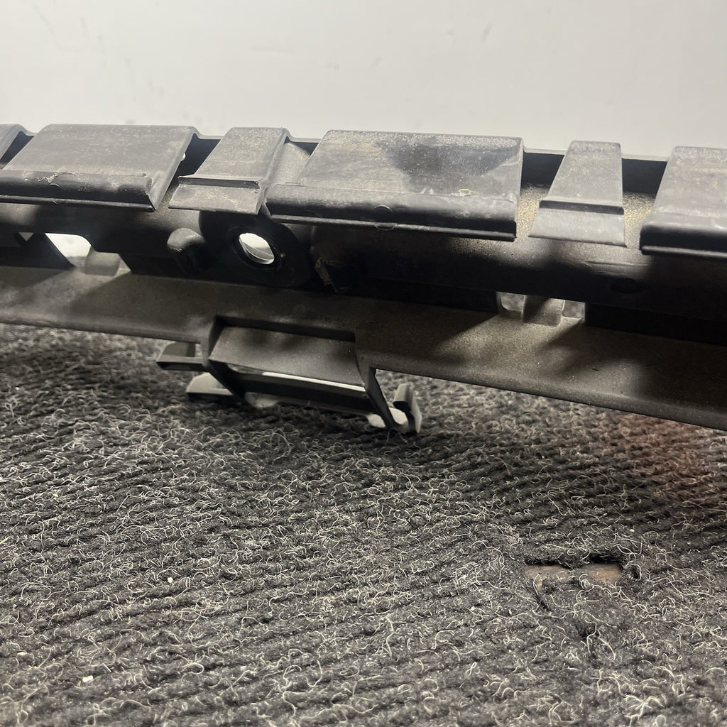 ☑️ BMW 135i 128i E82 E88 Rear Bumper Cover Center Guide Mount Bracket 7170665