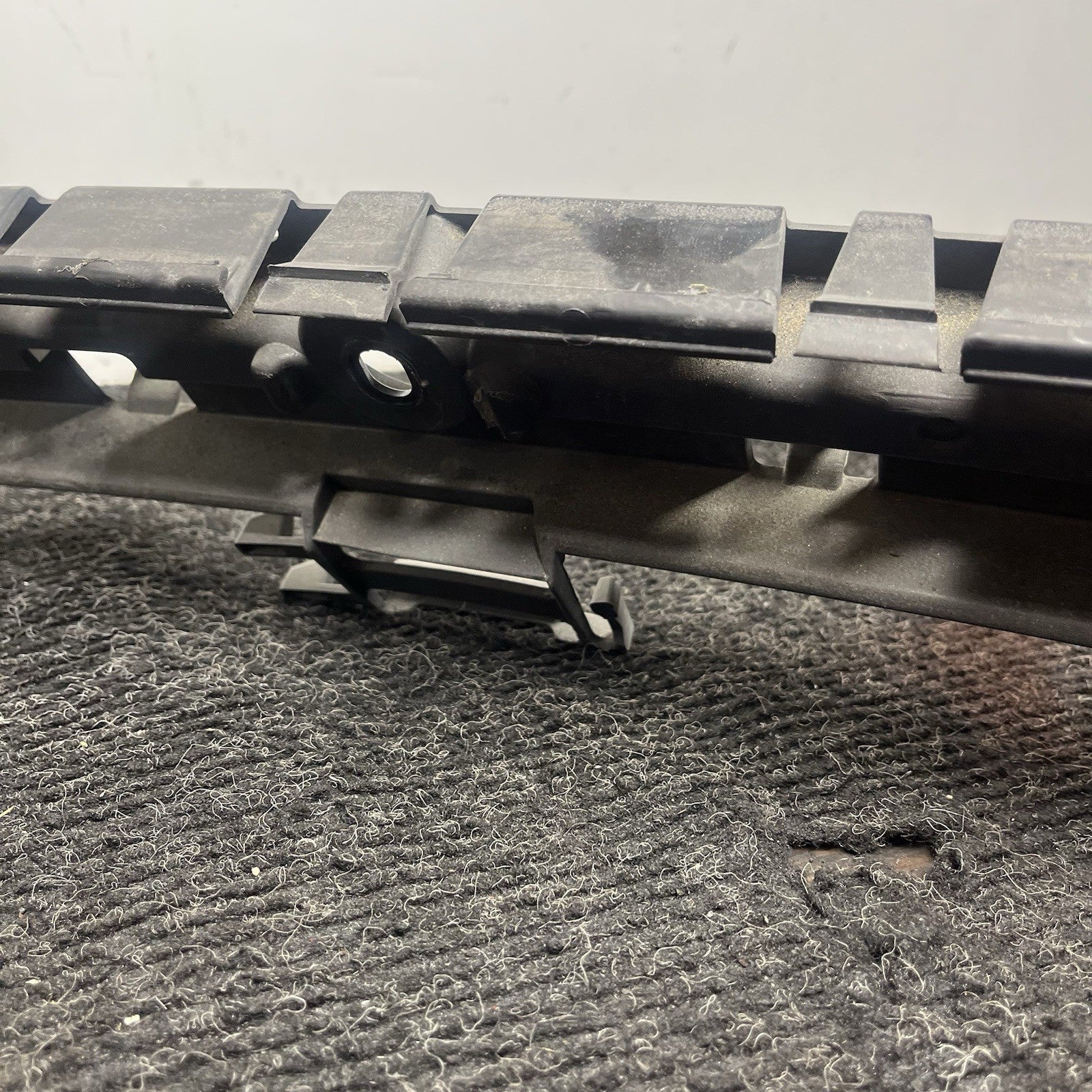 ☑️ BMW 135i 128i E82 E88 Rear Bumper Cover Center Guide Mount Bracket 7170665