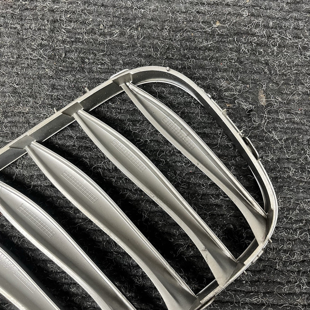 ☑️ 2003-2008 BMW Z4 Left Driver Side Grille Set OEM - 51137018218 W 7117757