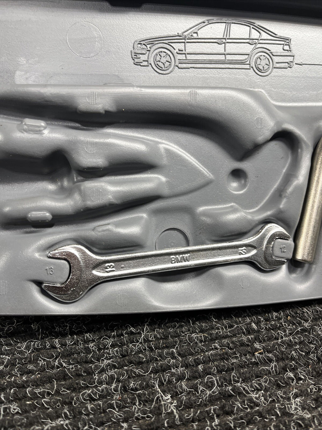 ☑️ 01-06 BMW E46 CONVERTIBLE SPARE TIRE TOOL KIT W CASE 1096200 OEM