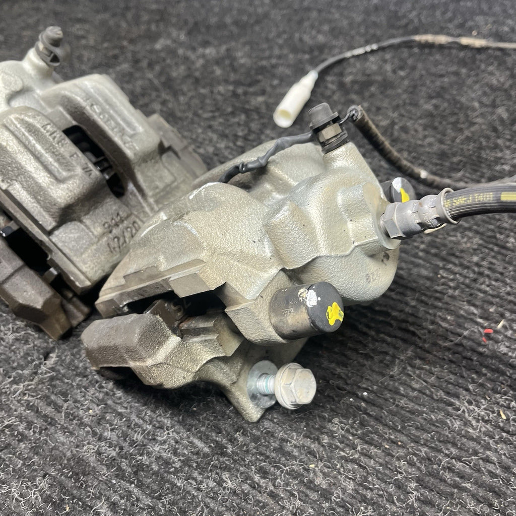 ☑️ 07-13 BMW E90 E92 E93 328i Rear Right Brake Caliper Carrier Pair OEM