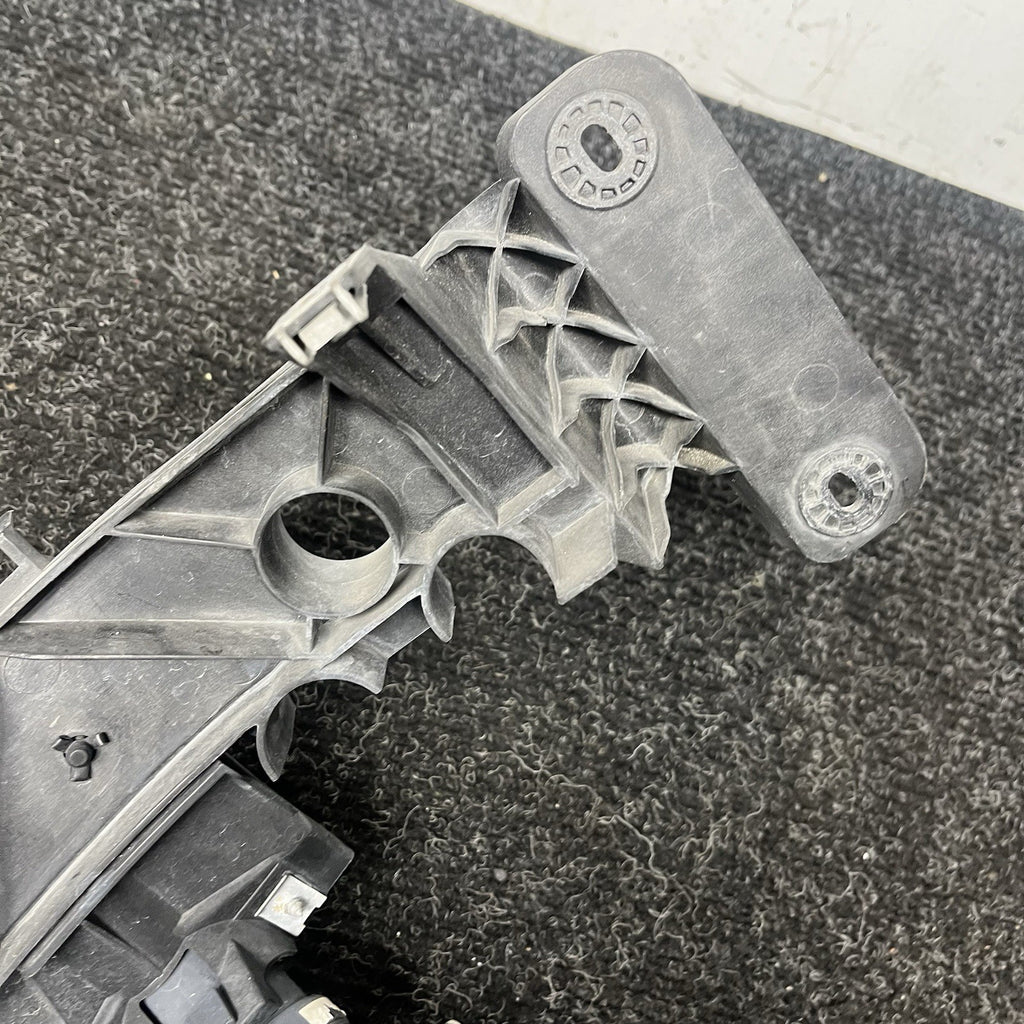 ☑️ 08-13 BMW E82 E88 135 Left Driver Side Headlight Arm Bracket Mount